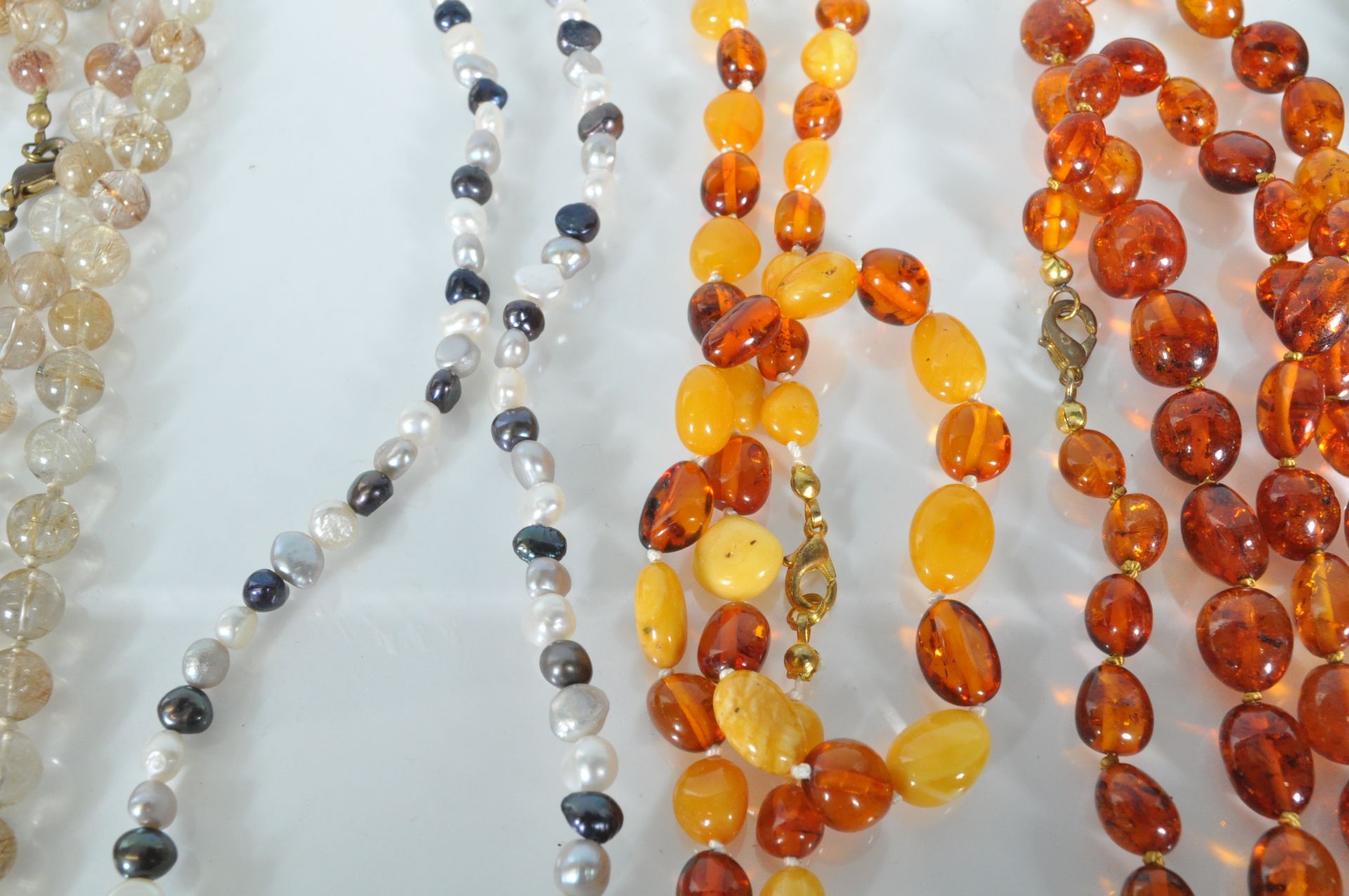 A mixed group of jewellery to include faux amber necklaces, croal and white metal Tibetan - Bild 6 aus 10