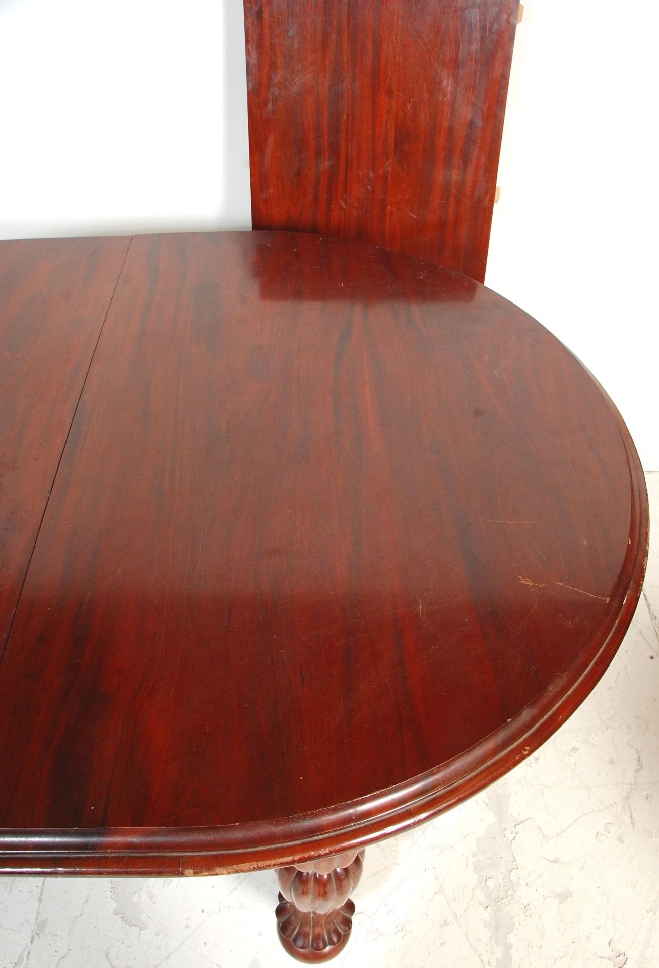 A good Victorian revival mahogany extending dining table in the William IV manner. Raised on - Bild 5 aus 5