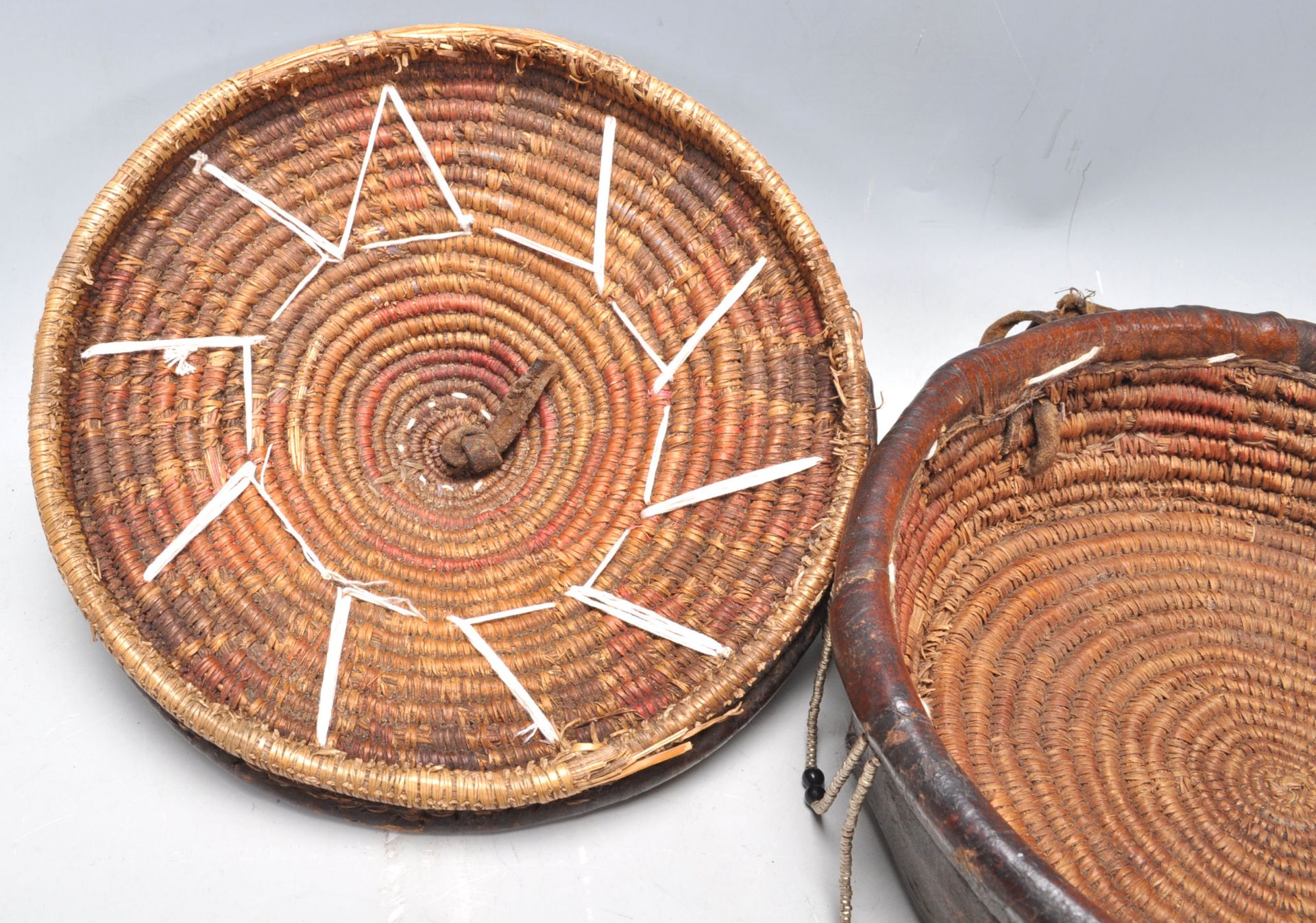 An early 20th Century Vintage tribal Ethiopian injera bread basket. Leather covered with beadwork - Bild 8 aus 9