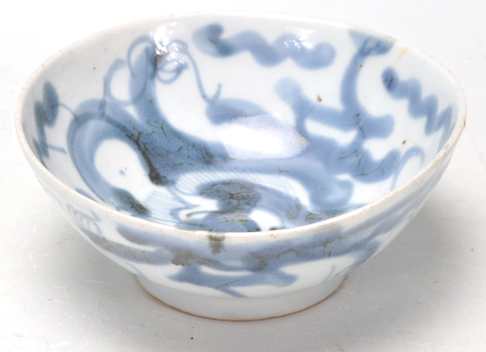 An 18th Century Japanese oriental blue and white footed bowl decorated with hand painted dragon