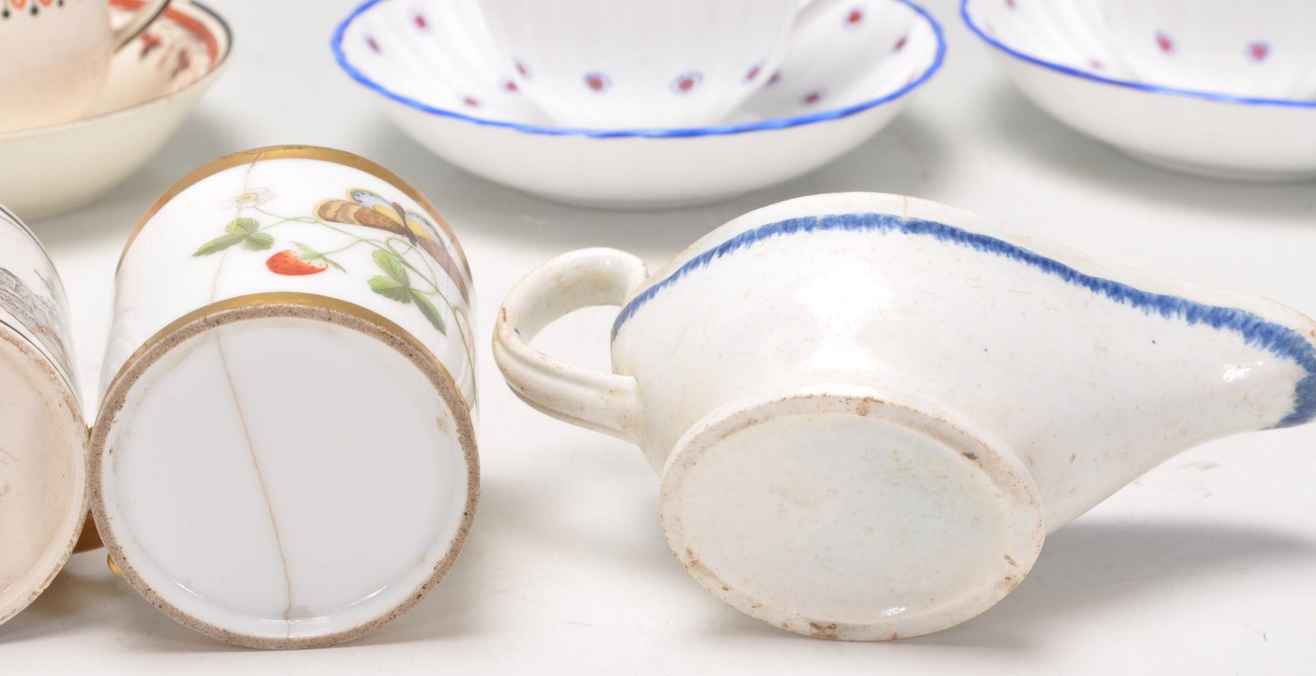 A collection of 18th and 19th century porcelain items to include teacups and saucers, coffee cans, - Bild 11 aus 15