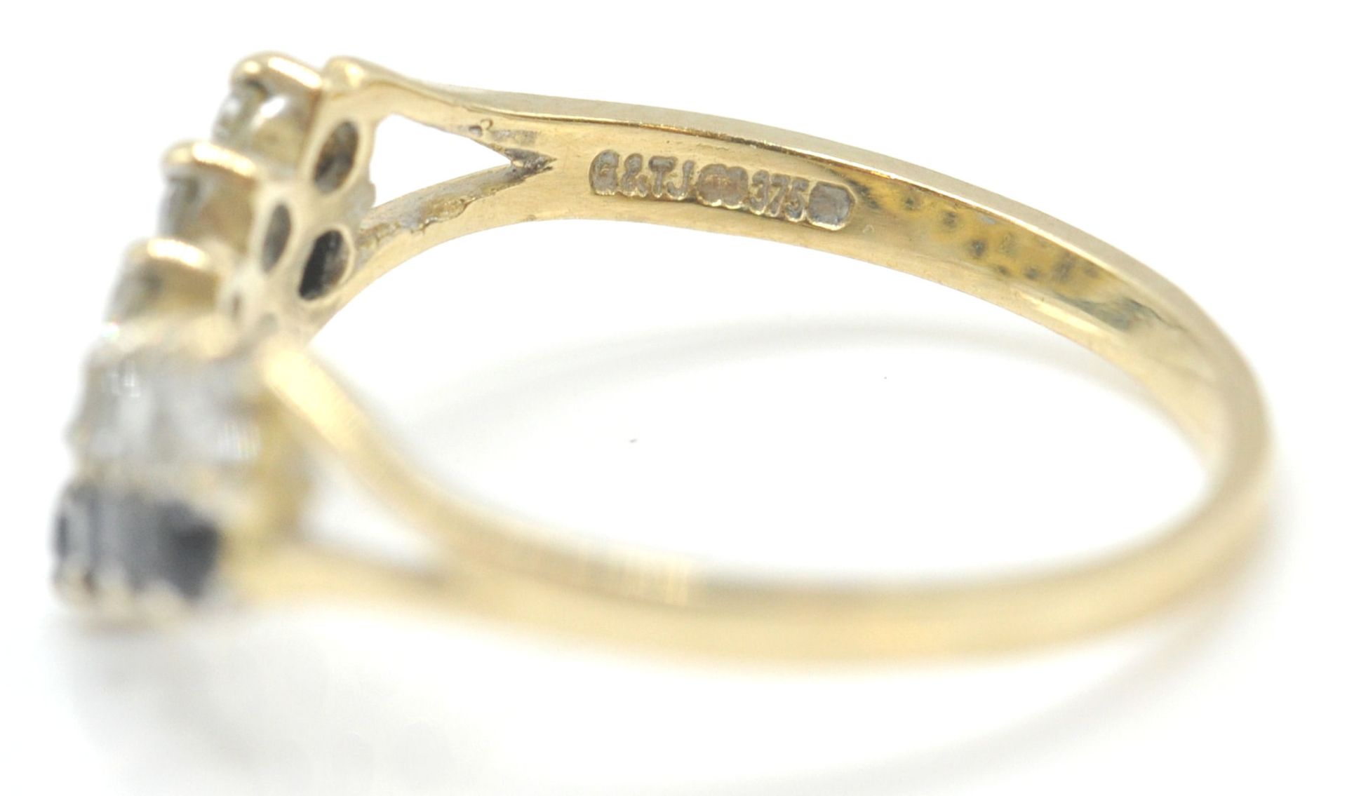 A 9ct gold hallmarked cluster ring. The yellow facet cut stone within a halo of white stones. - Bild 15 aus 15