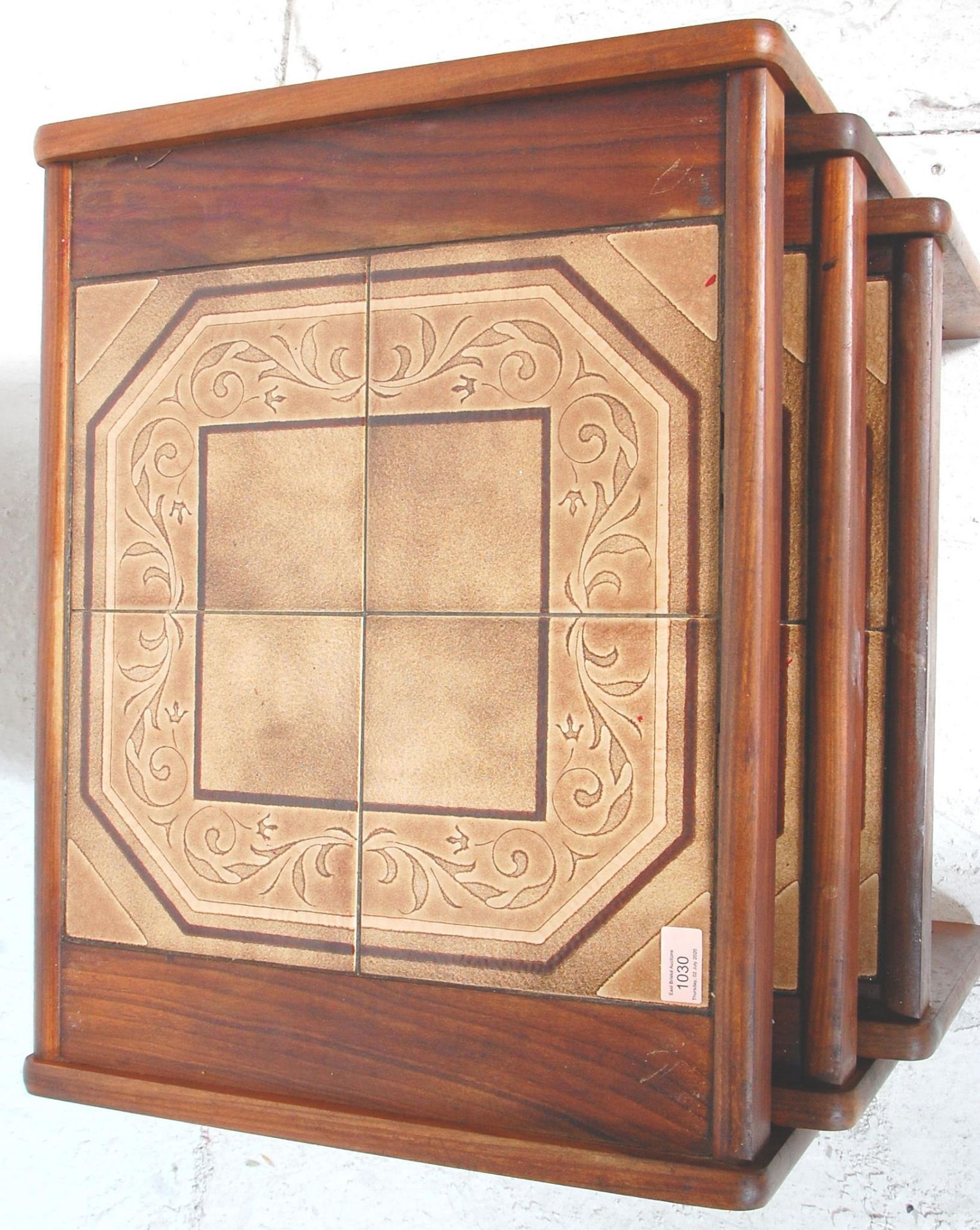 A 1970's Danish influence teak wood and tile top nest of graduating tables being raised on quadrille - Bild 3 aus 4