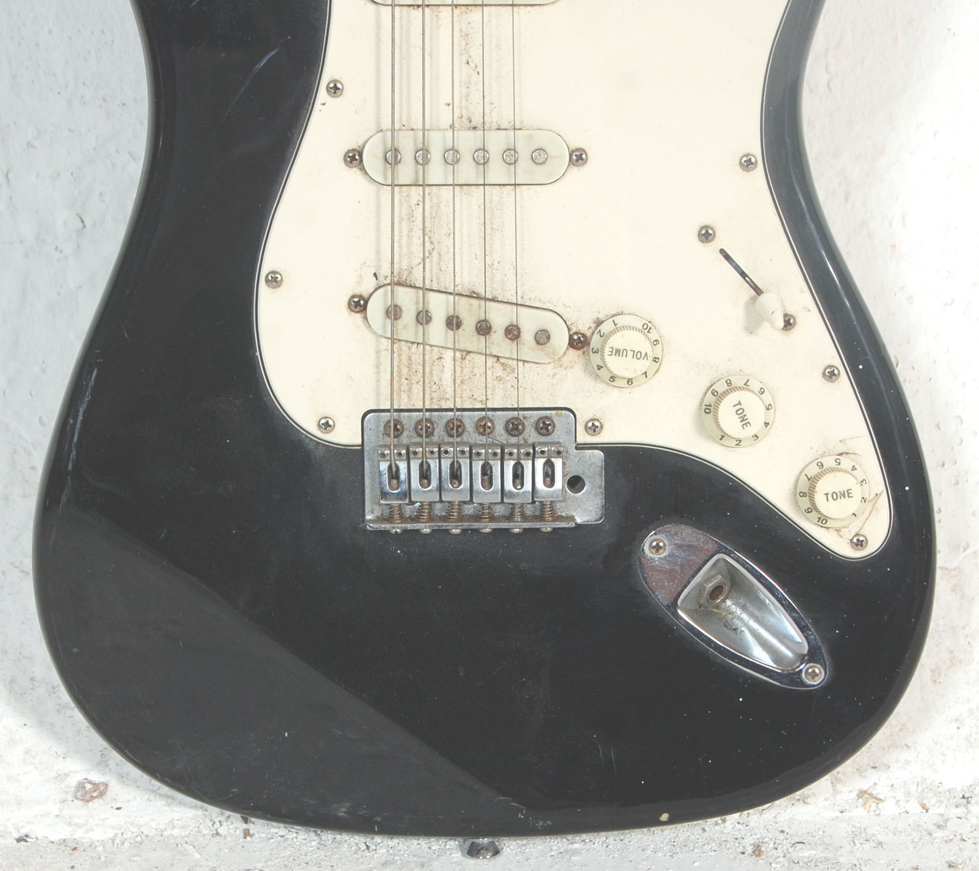 A Fender Stratocaster style Encore six string electric guitar having three control knobs with a - Bild 4 aus 7