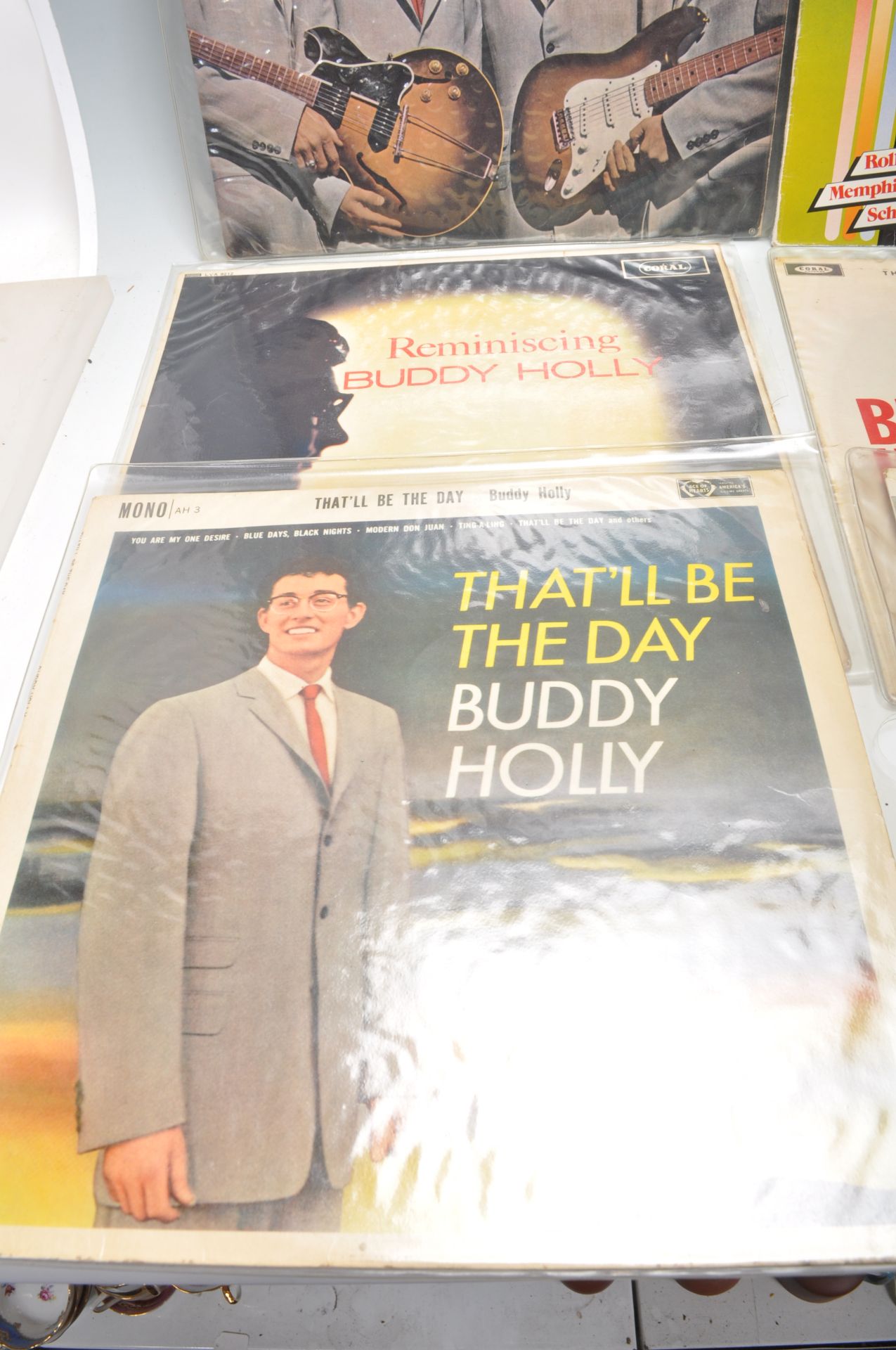 A group of vinyl long LP record albums to include The "Chirping" Crickets, multiple Buddy Holly - Bild 3 aus 5