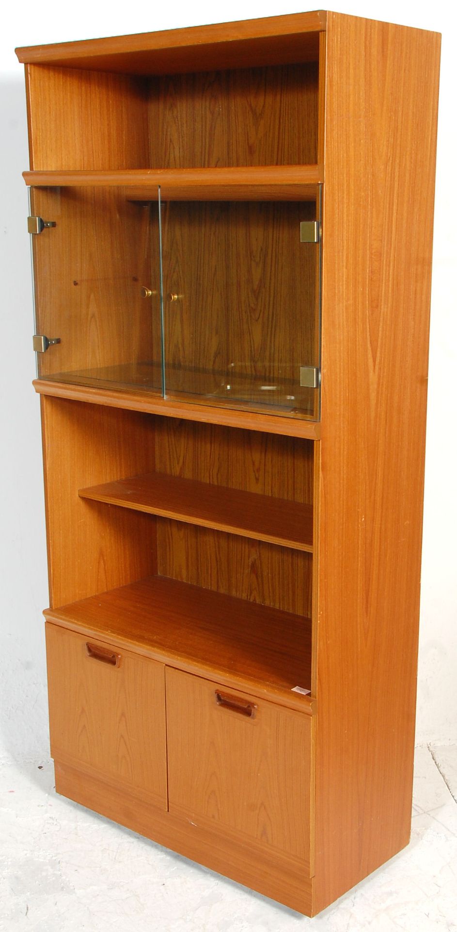 A retro mid 20th Century teak wood room unit having open shelves with a glazed door compartment - Bild 7 aus 7