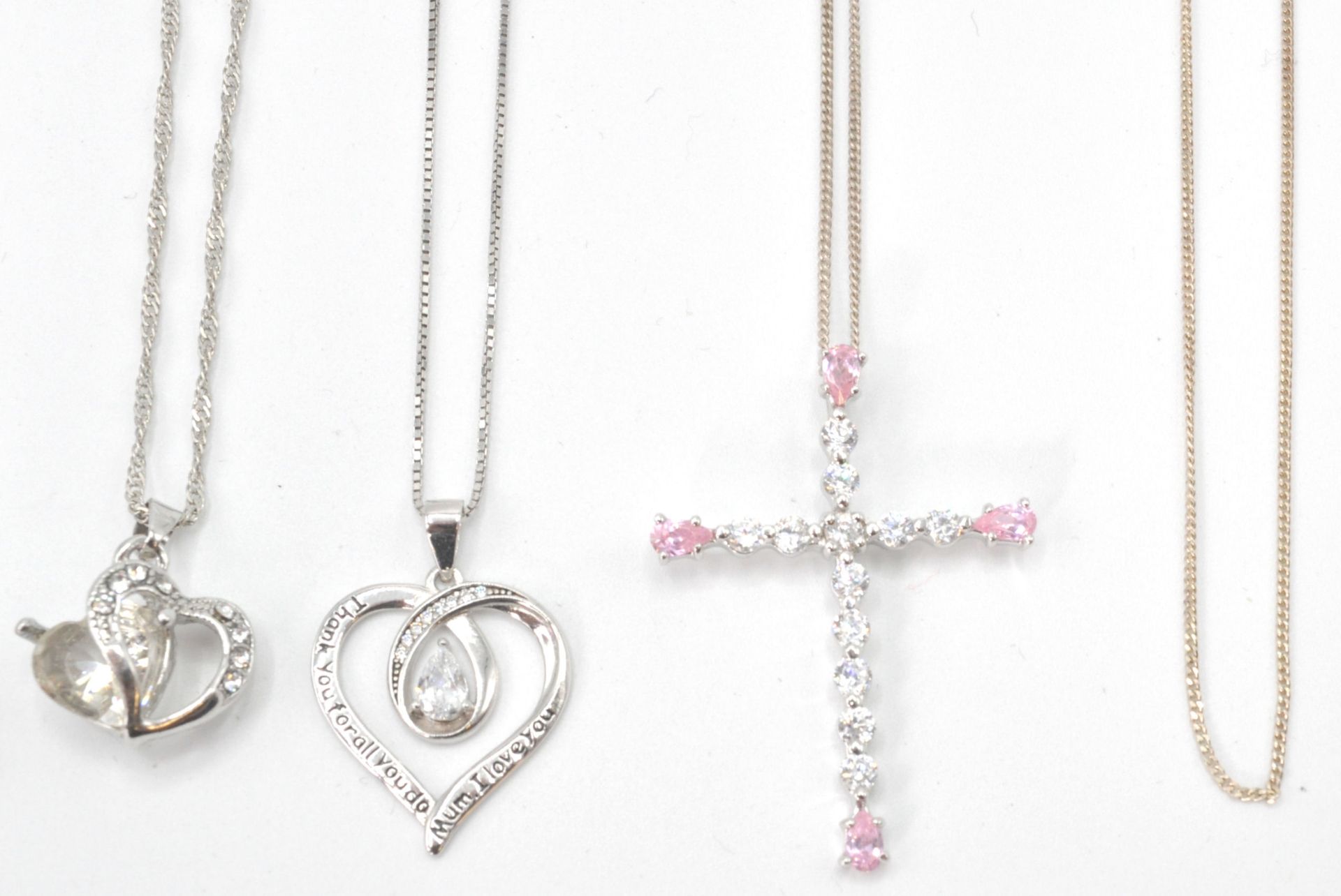 A collection of silver necklace chains to include examples with key pendant, three sting silver - Bild 7 aus 7