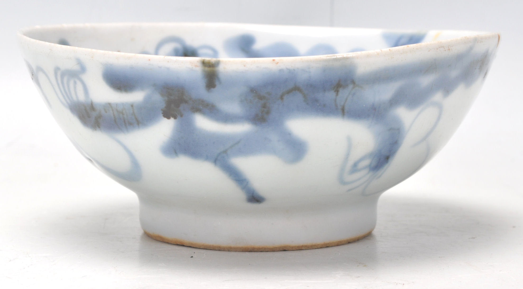 An 18th Century Japanese oriental blue and white footed bowl decorated with hand painted dragon - Image 2 of 8