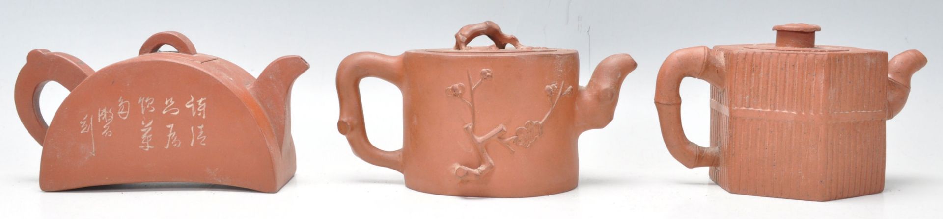 A collection of 3 20th Century Chinese Yixing red clay teapots of squat form having  short spouts - Bild 3 aus 11