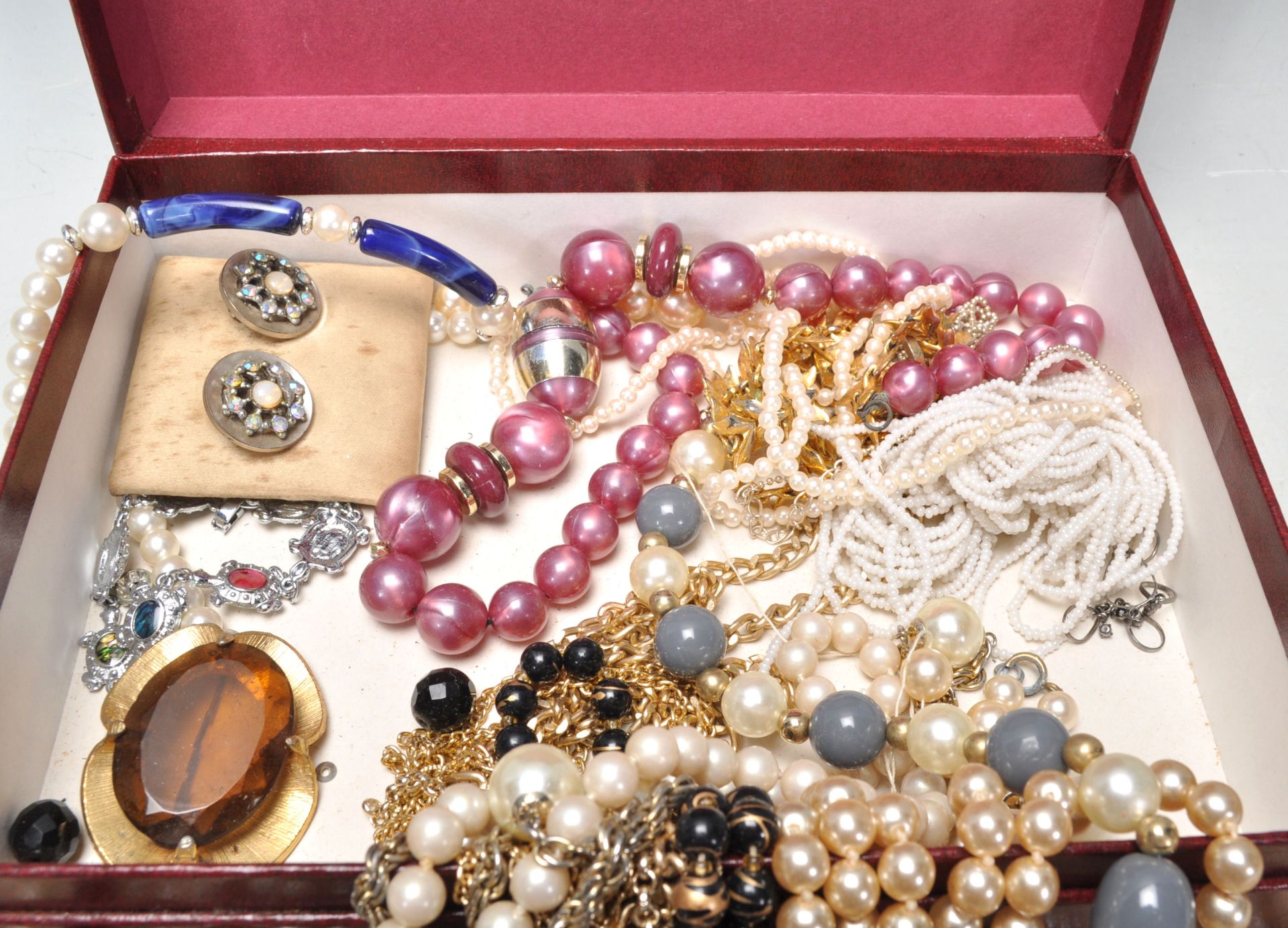 A collection of vintage costume jewellery to include mid Century gilt brooches and earrings - Bild 7 aus 7