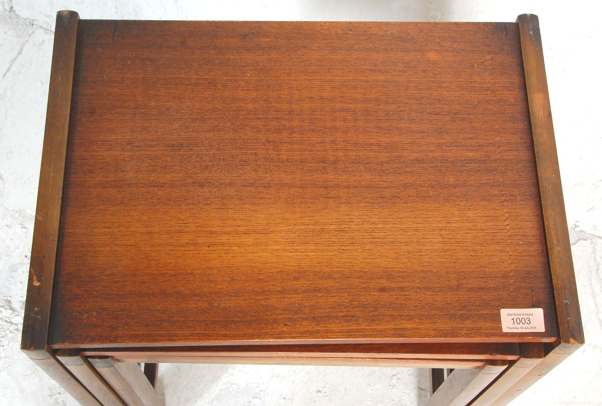 A good retro mid 20th Century Danish inspired teak wood nest of tables of square form. Raised on - Bild 2 aus 5