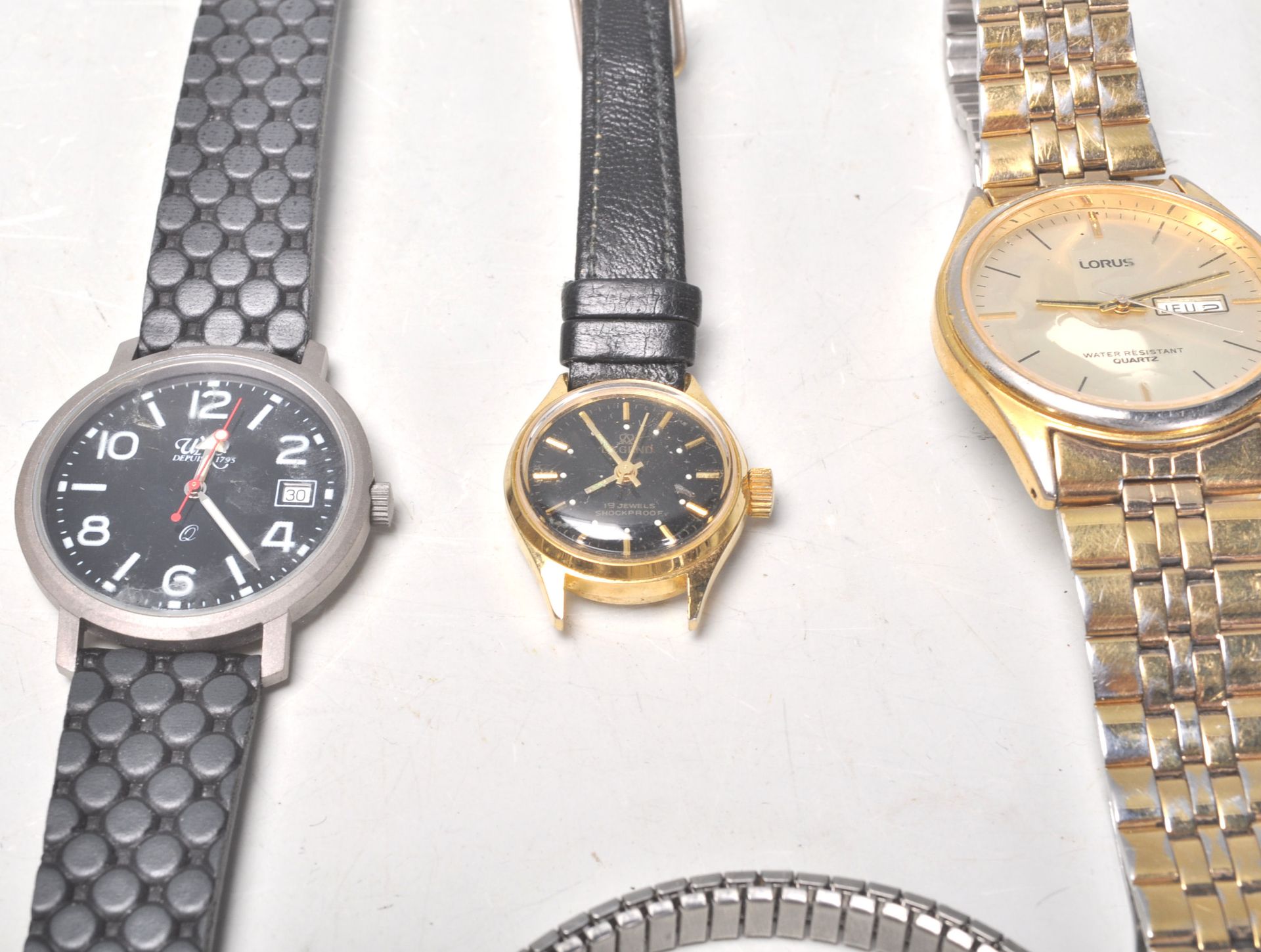 A collection of vintage ladies and gentleman's wrist watches of various different styles to - Bild 9 aus 15