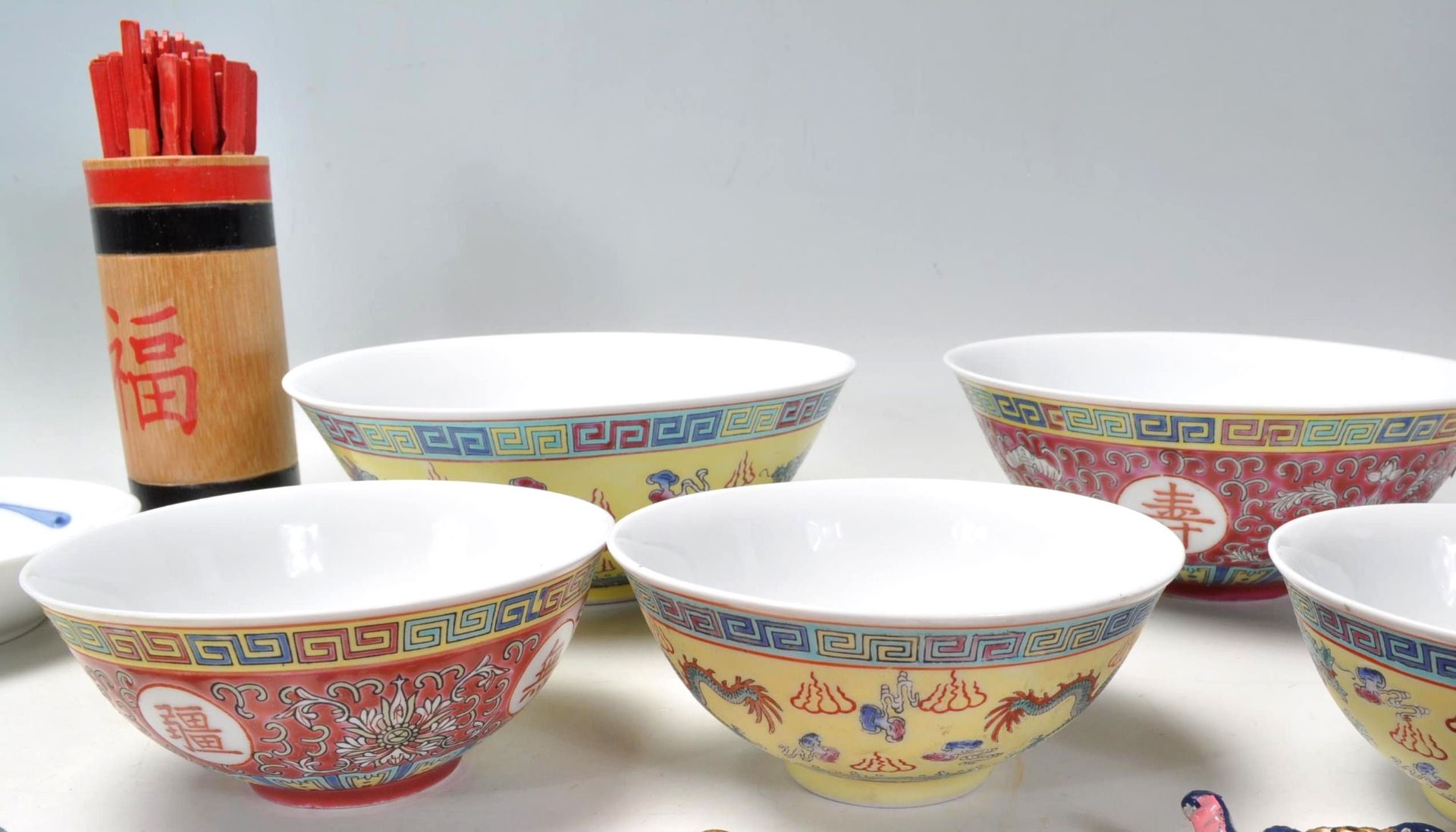 A collection of 20th Century Chinese / Japanese blue and white rice bowls with floral and plantain - Bild 12 aus 12