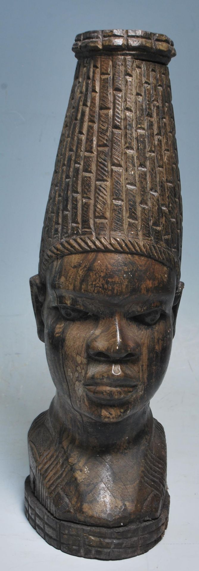 A 20th Century large African tribal well-carved hard-wood bust of a Nigerian woman with strong - Bild 2 aus 10