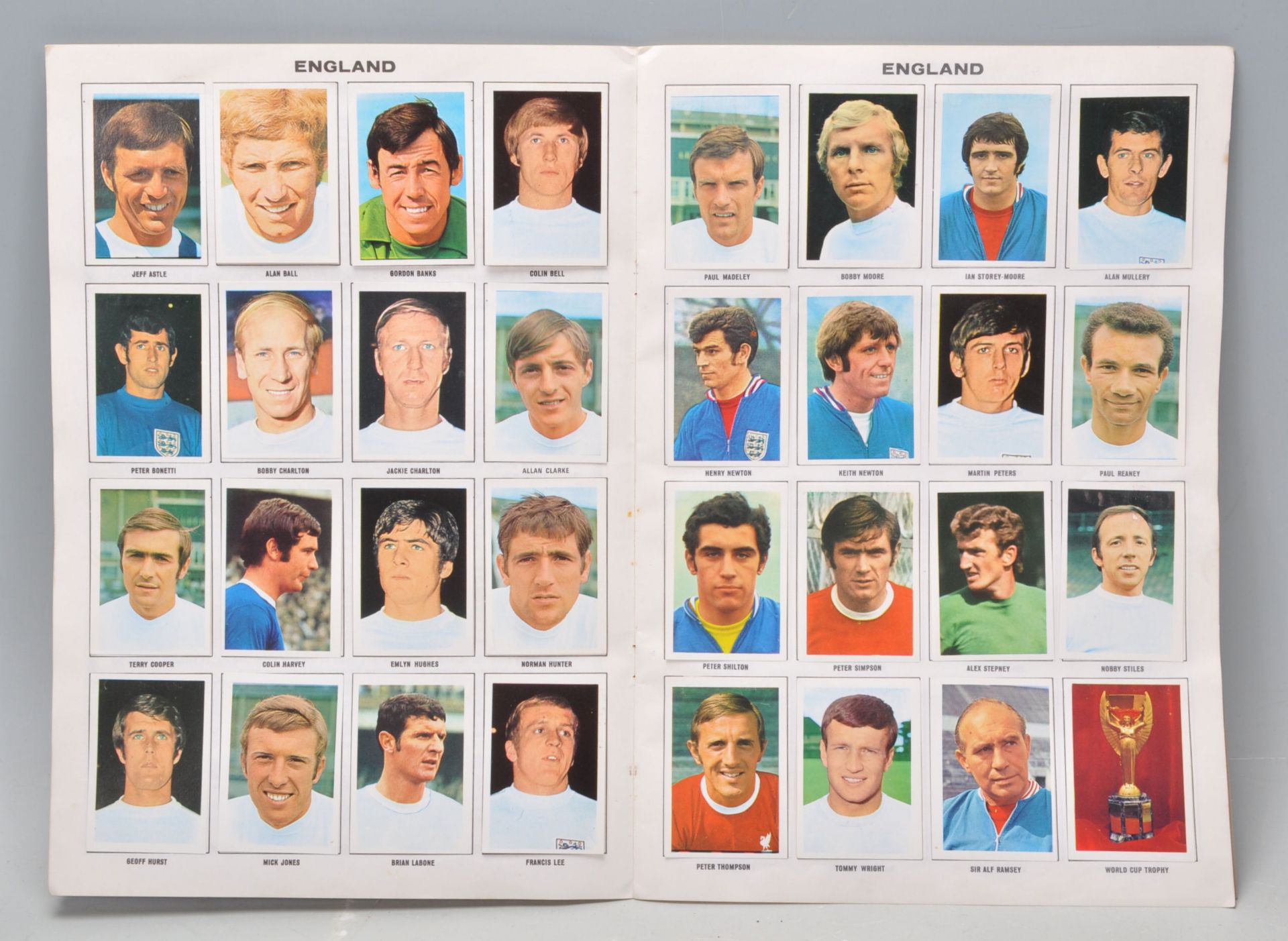 A good 1970's Mexico 70 world cup soccer football stars sticker album complete. Measures 34.5 cm - Bild 4 aus 12