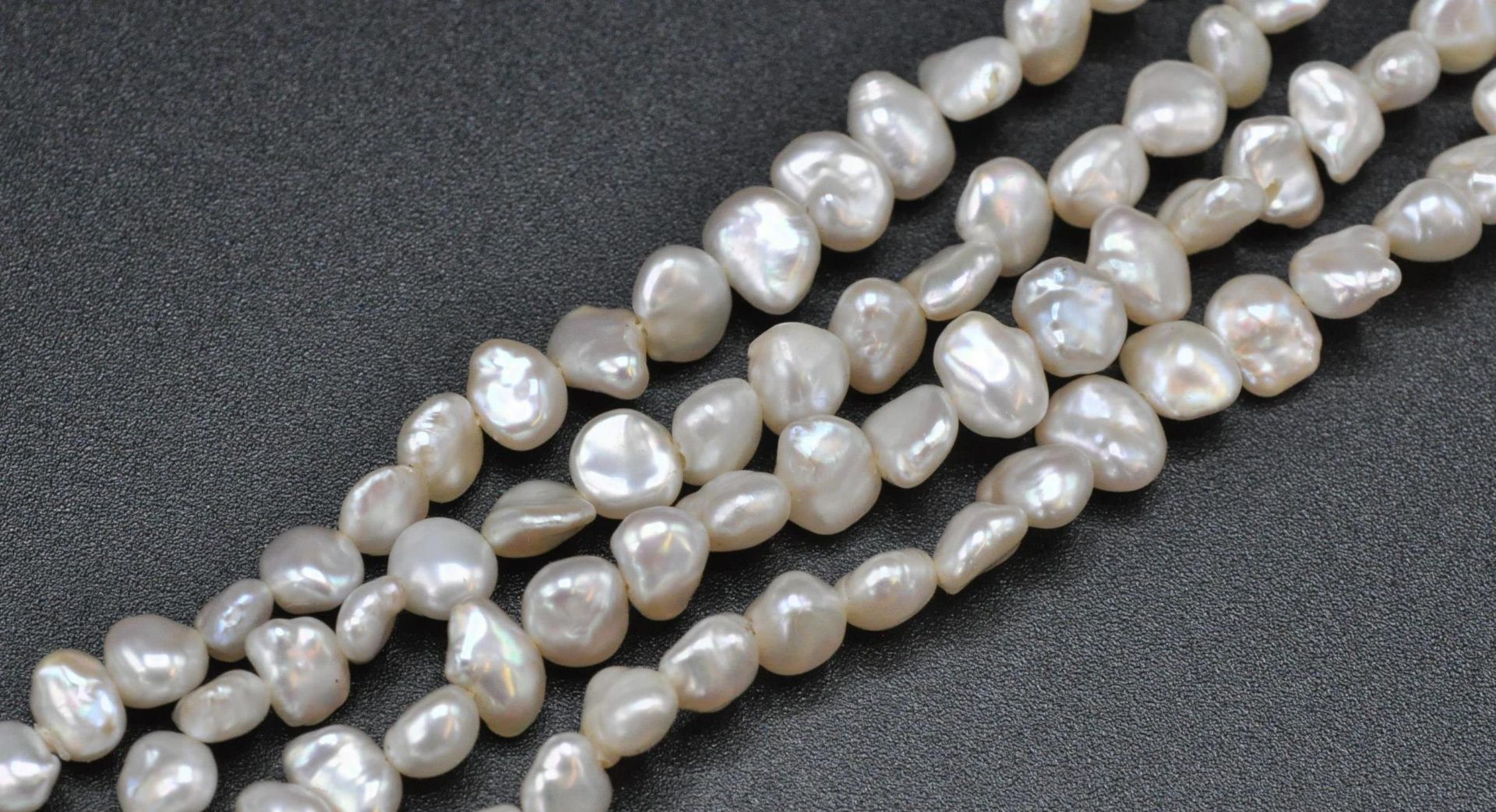 A 14ct white gold 585 4 strand baroque pearl bracelet by JKA . The bracelet united by a 14ct gold - Bild 4 aus 7