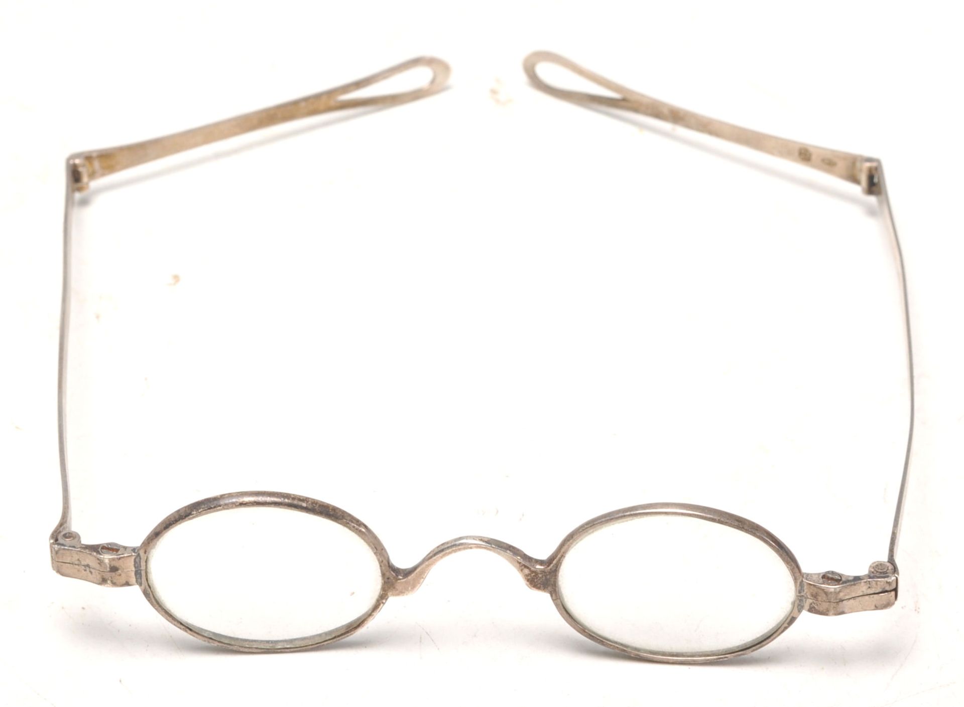 A pair of early 19th Century Georgian silver folding spectacle wig glasses. Fully hallmarked with - Bild 3 aus 8