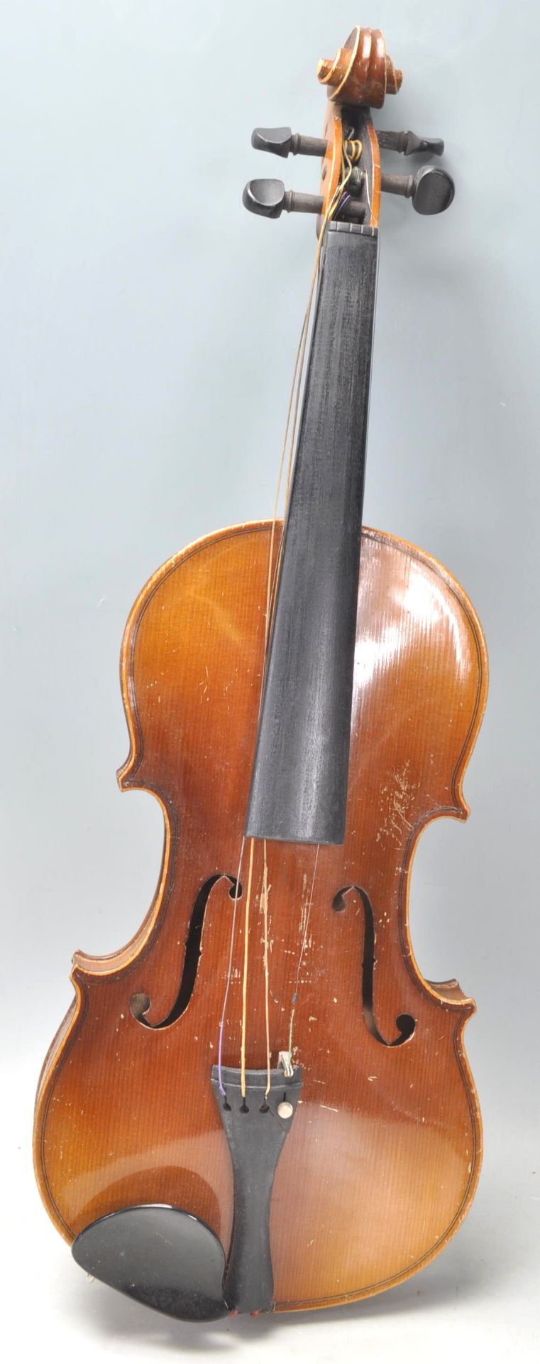 An early 20th Century Czechoslovakian Antonius Stradivarius made violin having a hollow body with - Bild 7 aus 9