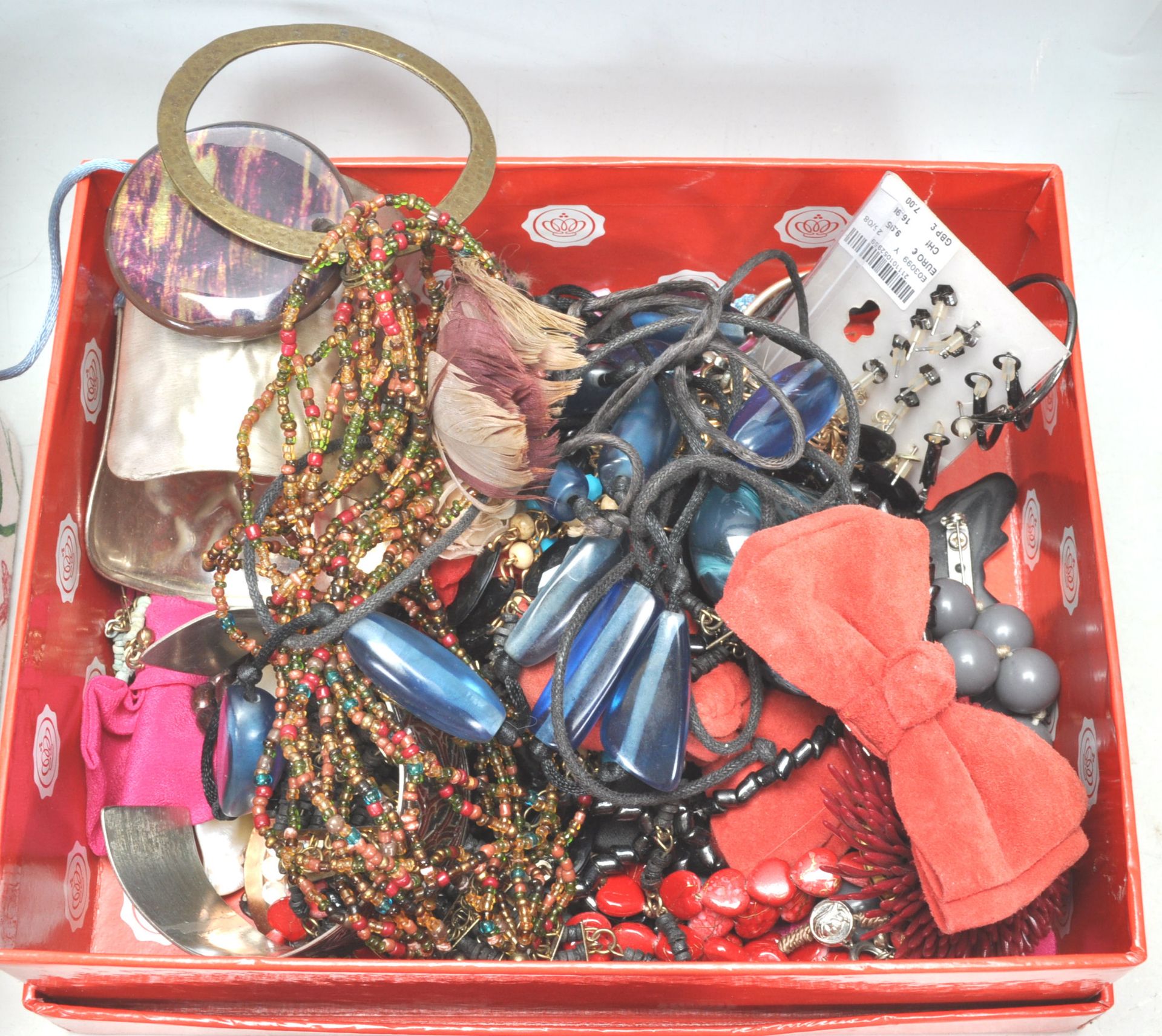 A large quantity of 20th century costume jewellery to include bracelets, brooches, necklaces, hair - Bild 4 aus 9
