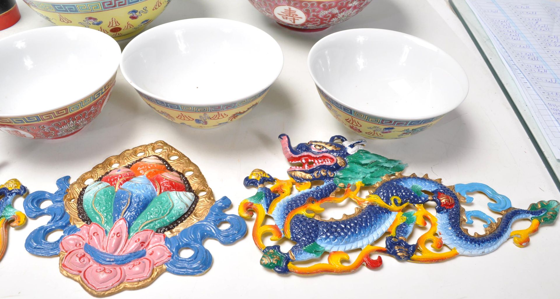 A collection of 20th Century Chinese / Japanese blue and white rice bowls with floral and plantain - Bild 9 aus 12