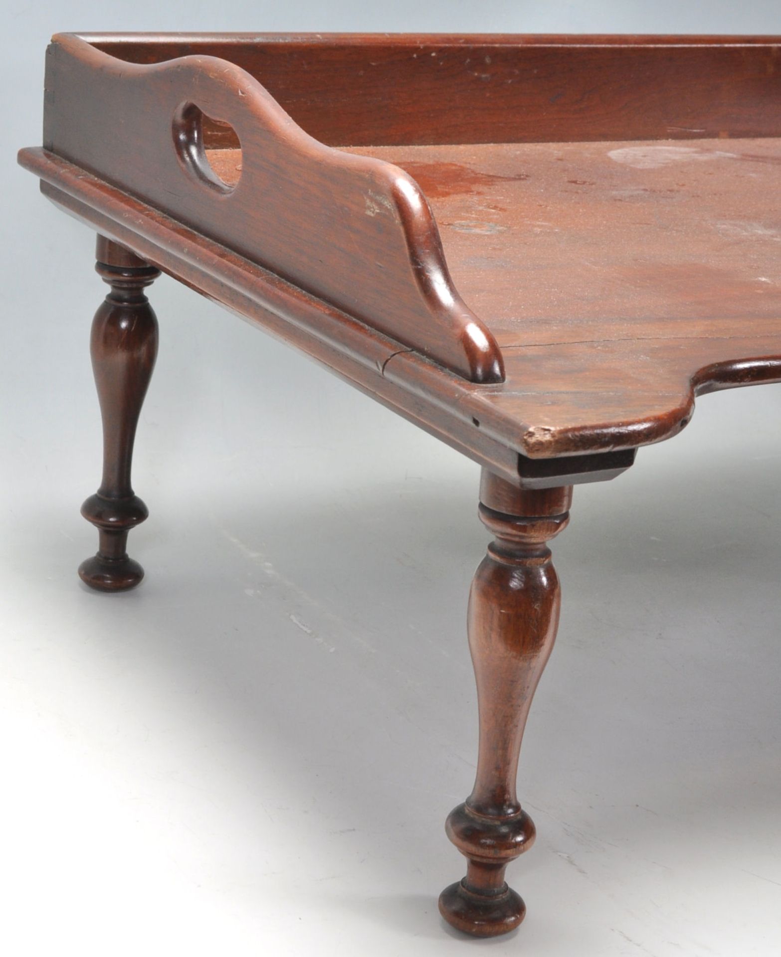 A 19th century Victorian mahogany butlers / breakfast tray with a raised  gallery back and edge with - Bild 3 aus 7