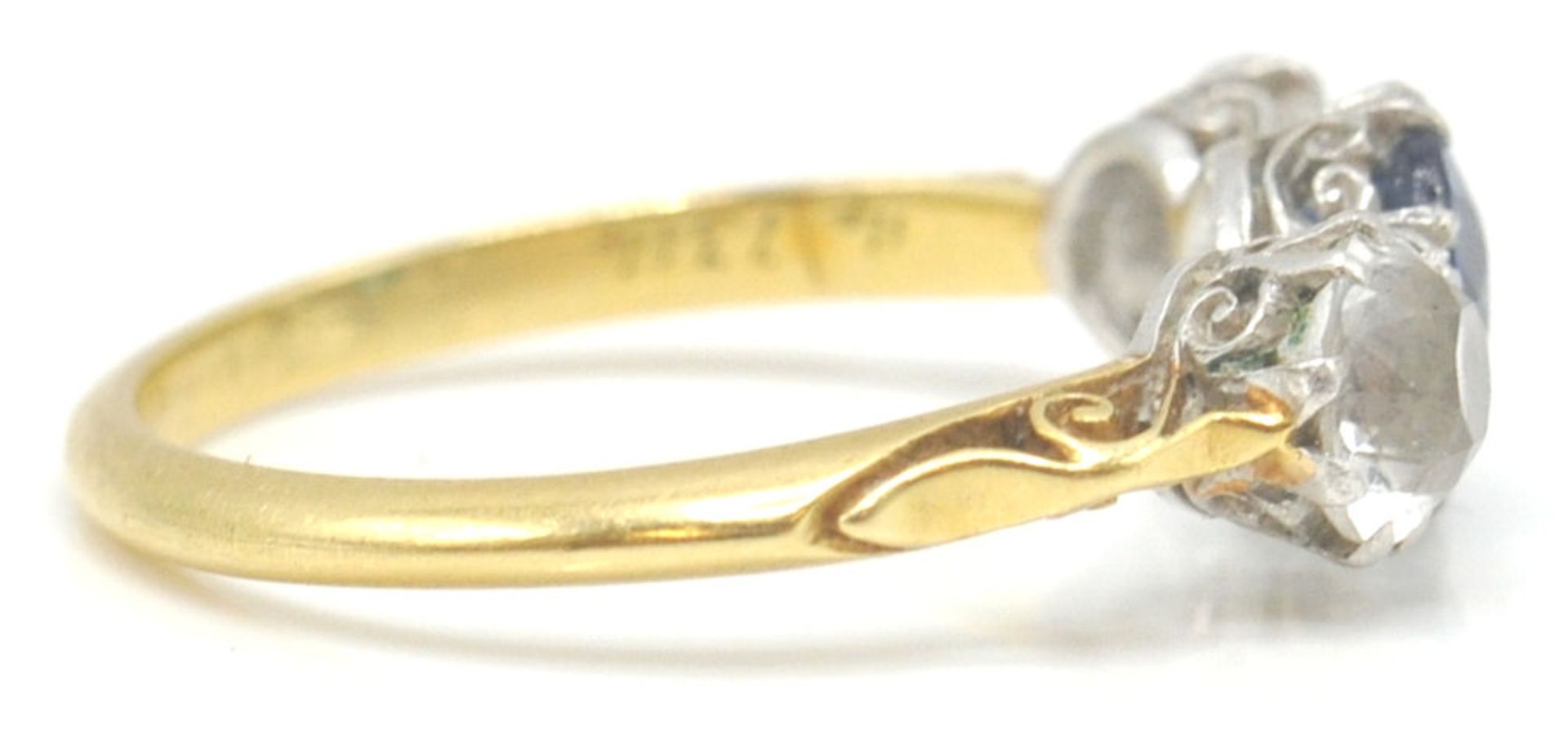 An Edwardian period 18ct gold and platinum 3 stone ring. The ring set with 3 paste stones of round - Bild 3 aus 8