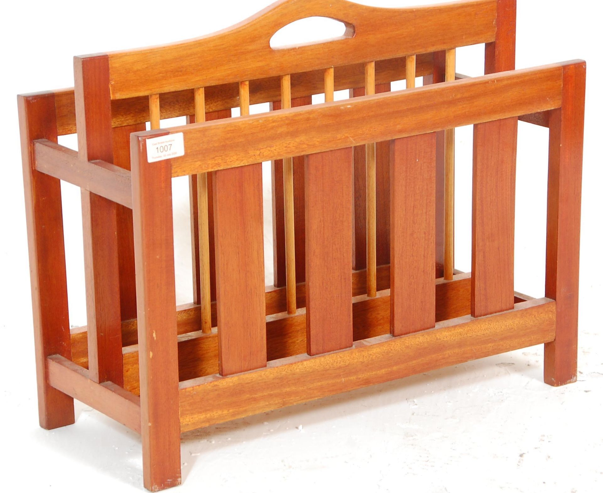 A retro 20th Century Danish teak wood retro magazine rack - canterbury. The panelled body with - Bild 3 aus 6