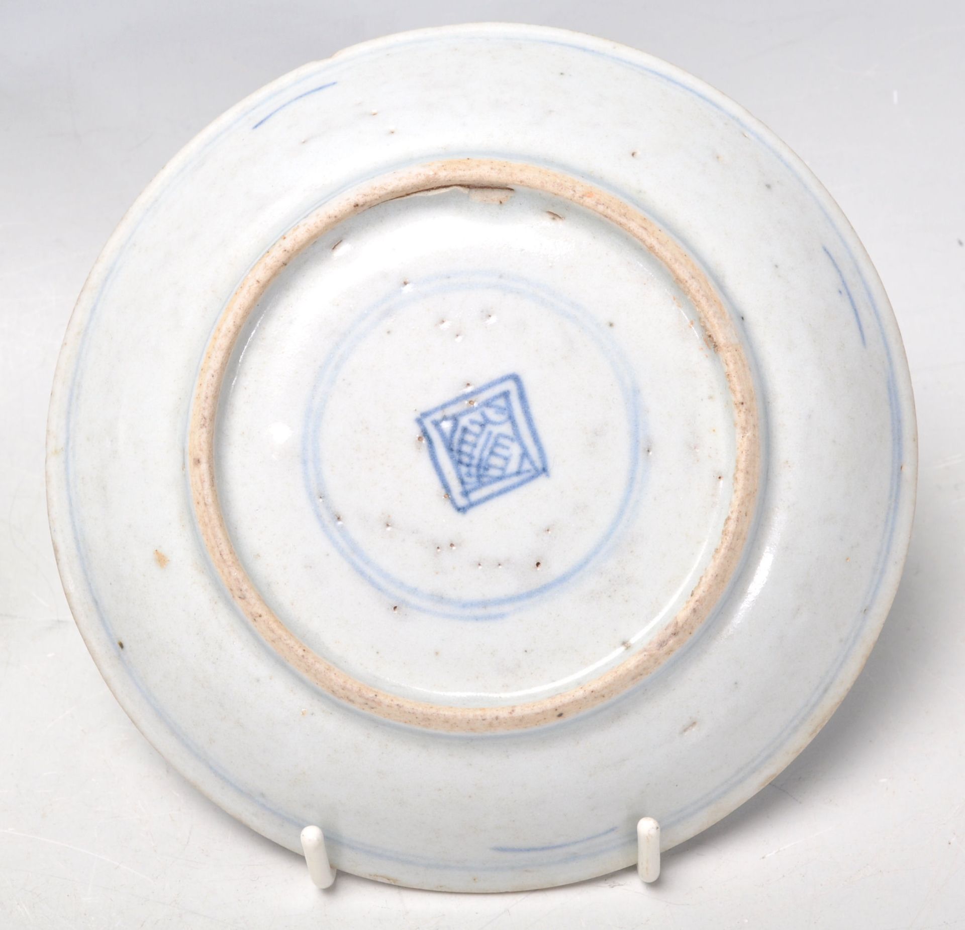 An 18th Century Japanese blue and white small plate having hand painted decoration of a perched bird - Bild 10 aus 11