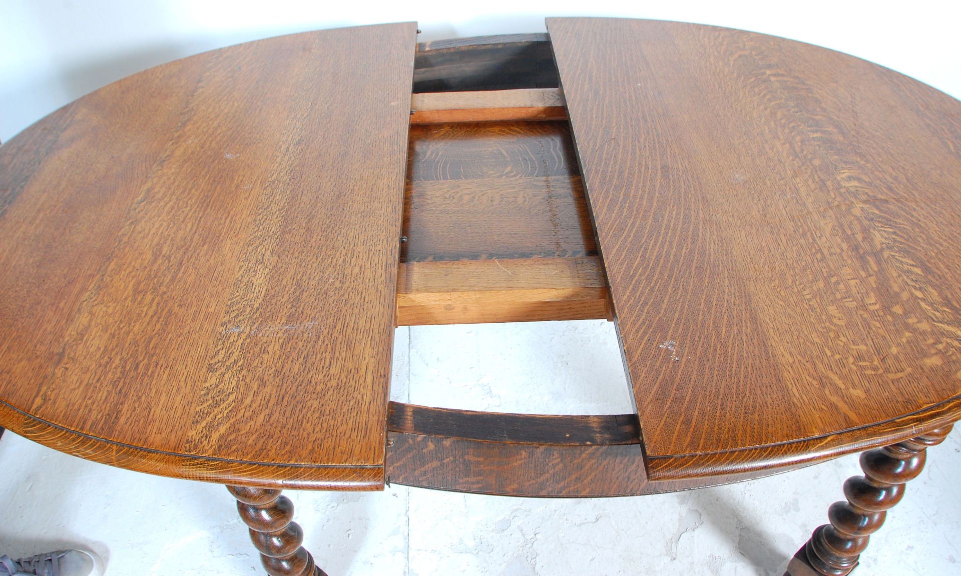 A good 1930's early 20th Century barleytwist oak dining table. The table having an oval top raised - Bild 3 aus 4