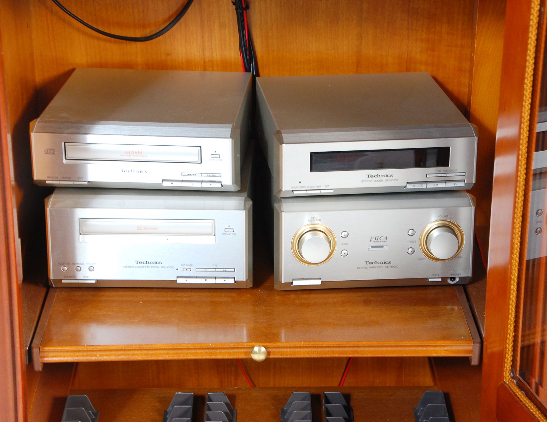 A contemporary Technics hi-fi system with speakers comprising amp, cd deck, tuner etc set in - Bild 5 aus 11