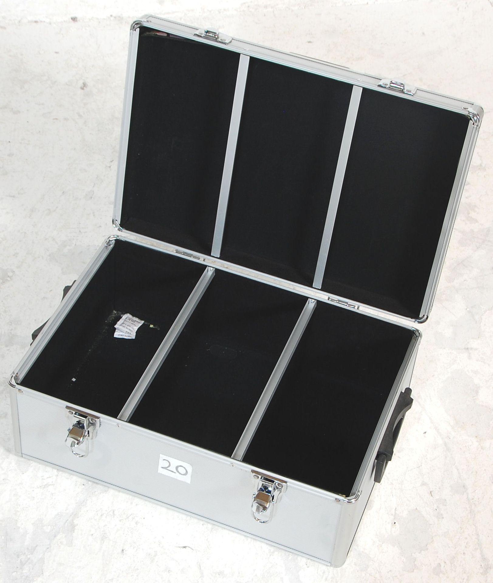 A set of six aluminium flight / travel cases each one having handles to either side and claps to the - Bild 4 aus 5