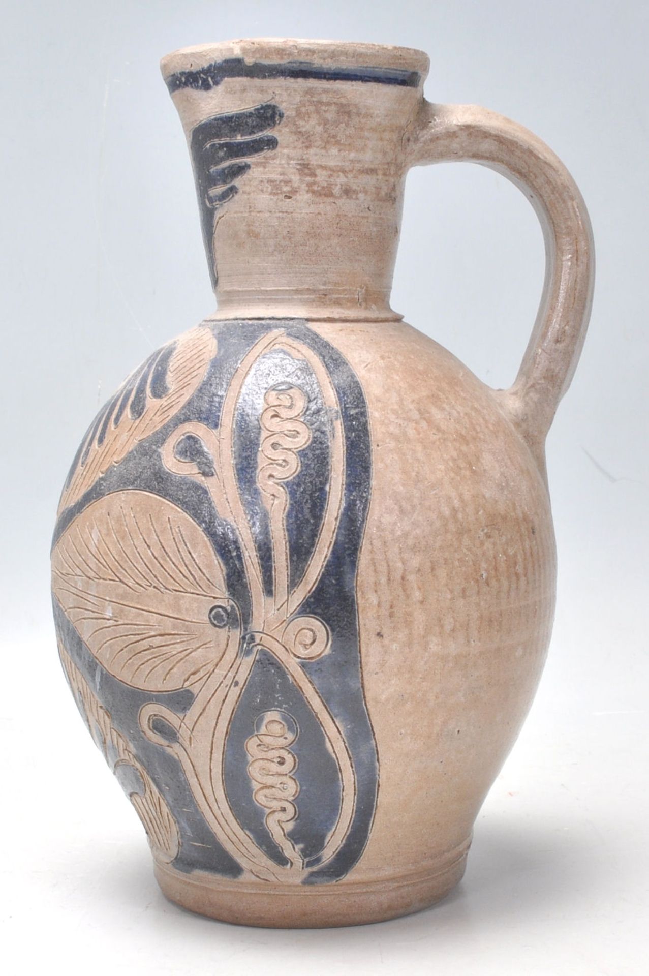 An antique handmade earthenware jug, possibly North American /  Navajo having incised abstracted - Bild 4 aus 6