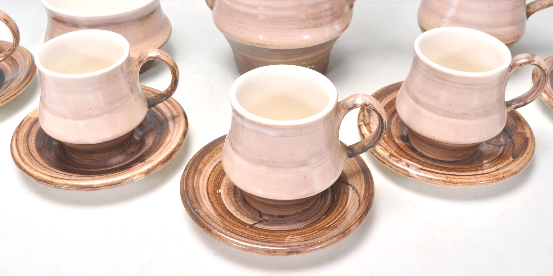 A vintage retro 20th Century Rye pottery coffee service consisting of coffee pot, six cups and - Bild 4 aus 8