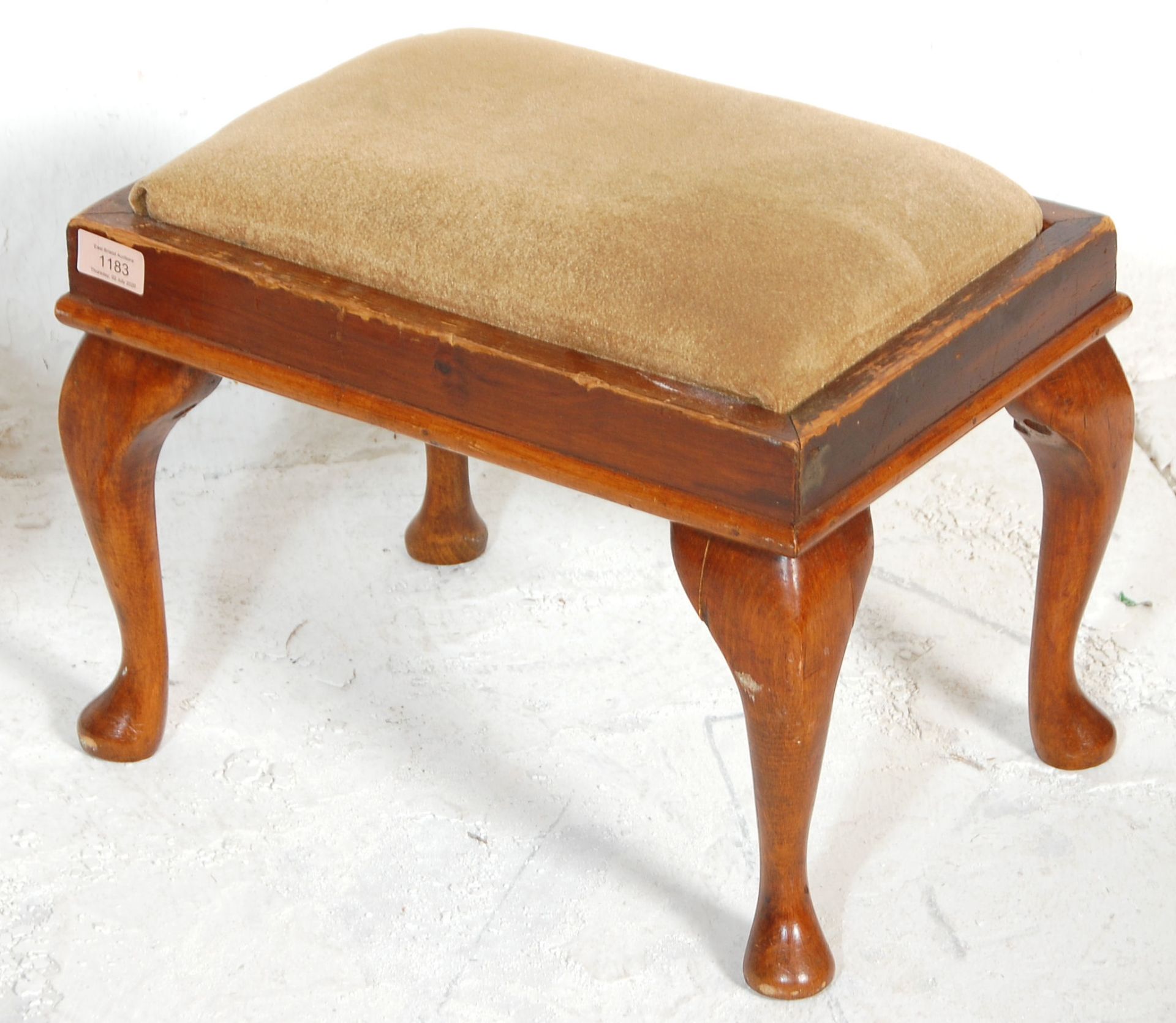 A near matching pair of vintage early 20th Century Queen Anne revival footstools. One of pine - Bild 3 aus 6