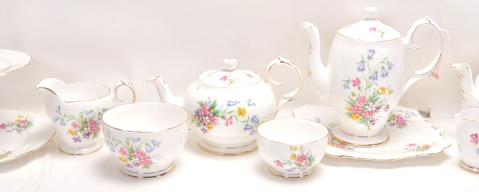 A Fine Bone China English tea service by Queen Anne China in the Old Country Spray pattern having - Bild 11 aus 15