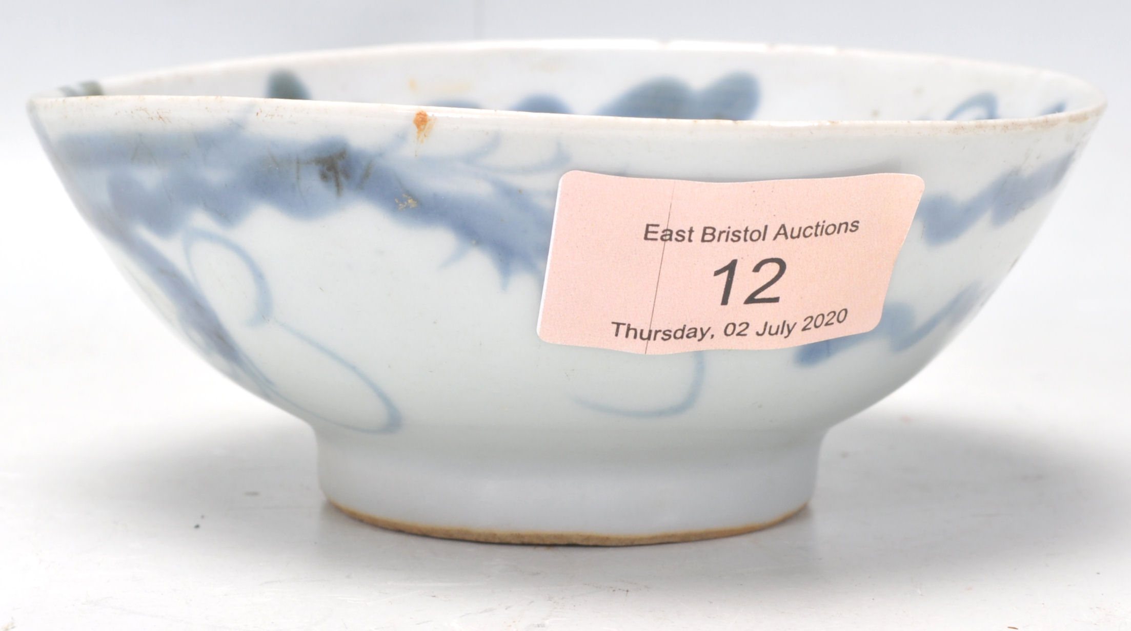 An 18th Century Japanese oriental blue and white footed bowl decorated with hand painted dragon - Image 5 of 8