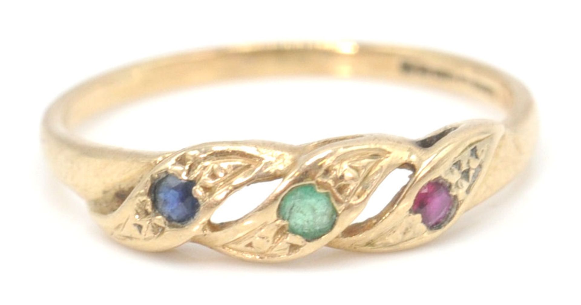 A 9ct gold hallmarked ruby, emerald and sapphire 3 stone band ring. The ring set with mixed cut - Bild 2 aus 15