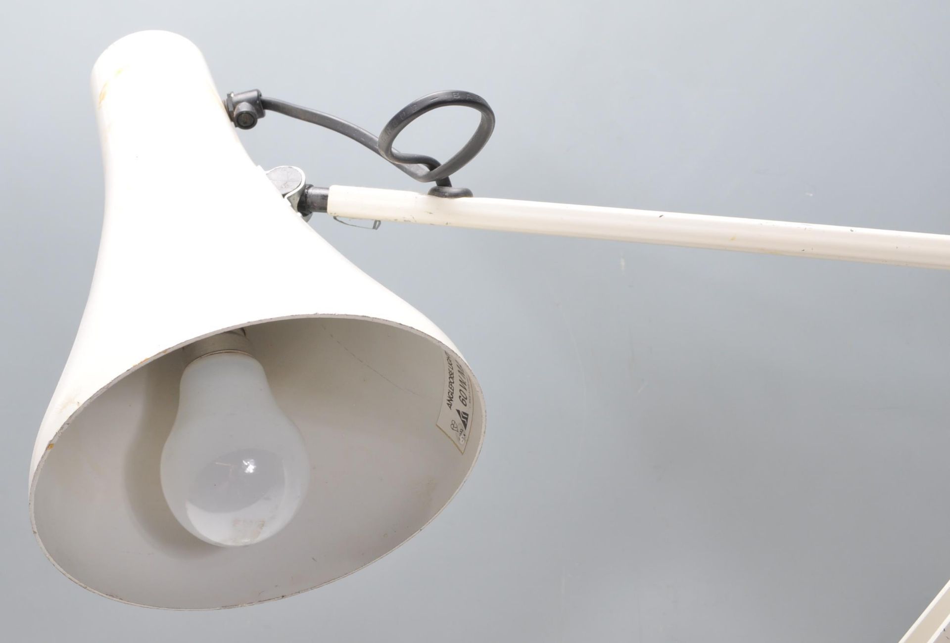 A vintage 20th Century Herbert Terry Anglepoise industrial desk lamp finished in white enamel - Bild 4 aus 5