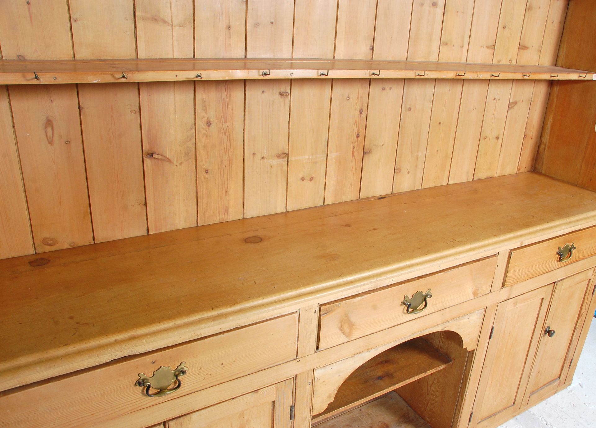 A large 19th Century Victorian large country pine Welsh dresser. The upright gallery top having - Bild 4 aus 12
