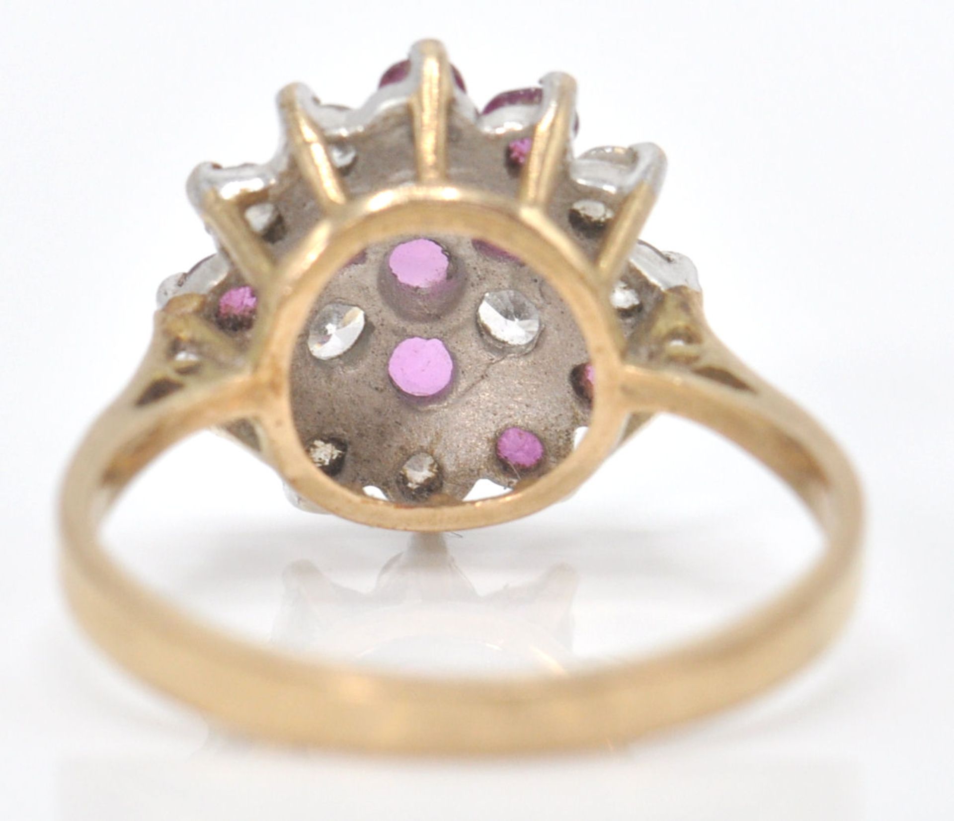 A 9ct gold hallmarked cluster ring. The ring set with amethyst and white mixed cut stones  in basket - Bild 4 aus 8