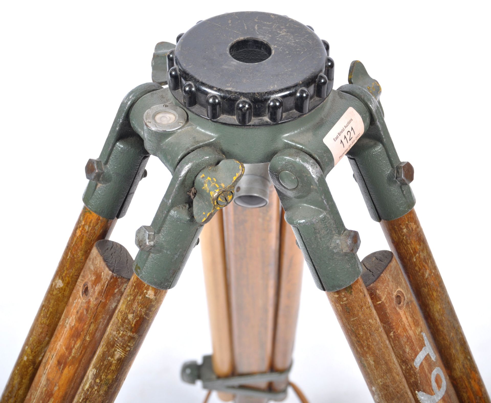 A good  early 20th century wooden and cast metal surveyors tripod stand. The tapering wooden legs - Bild 3 aus 5