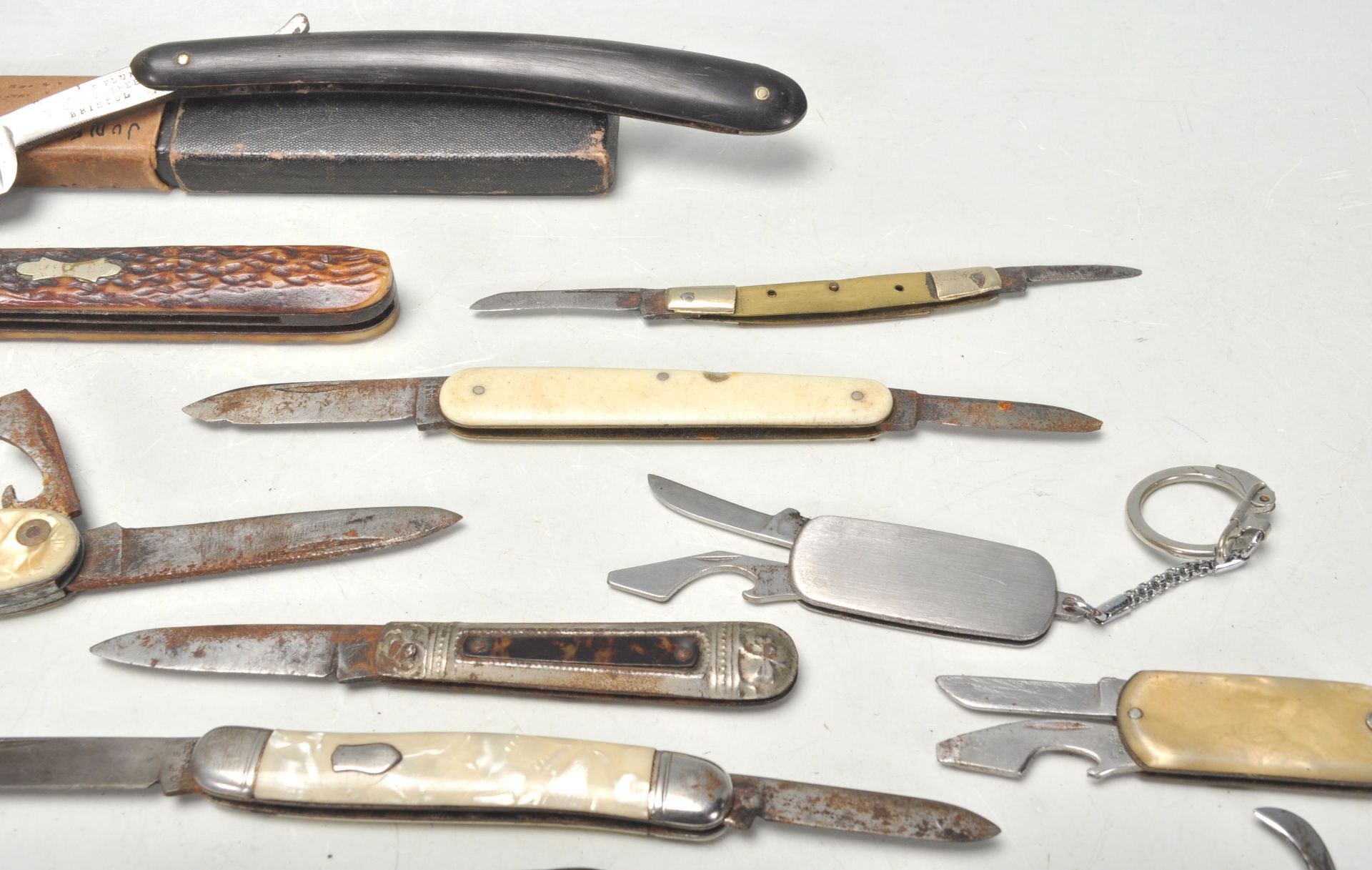 A good mixed group of vintage pen knives dating from the early 20th Century with steel and lucite - Bild 6 aus 9