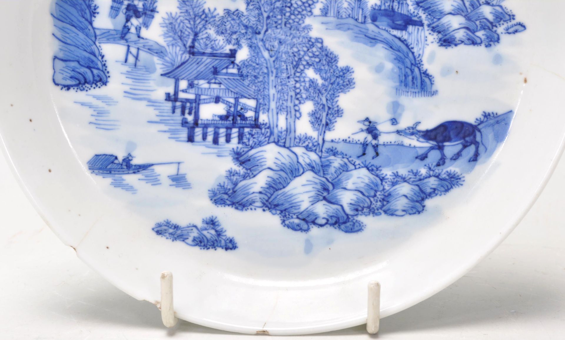 An 18th Century Kangxi Chinese blue and white hand painted dish of round form being finely painted - Bild 4 aus 6