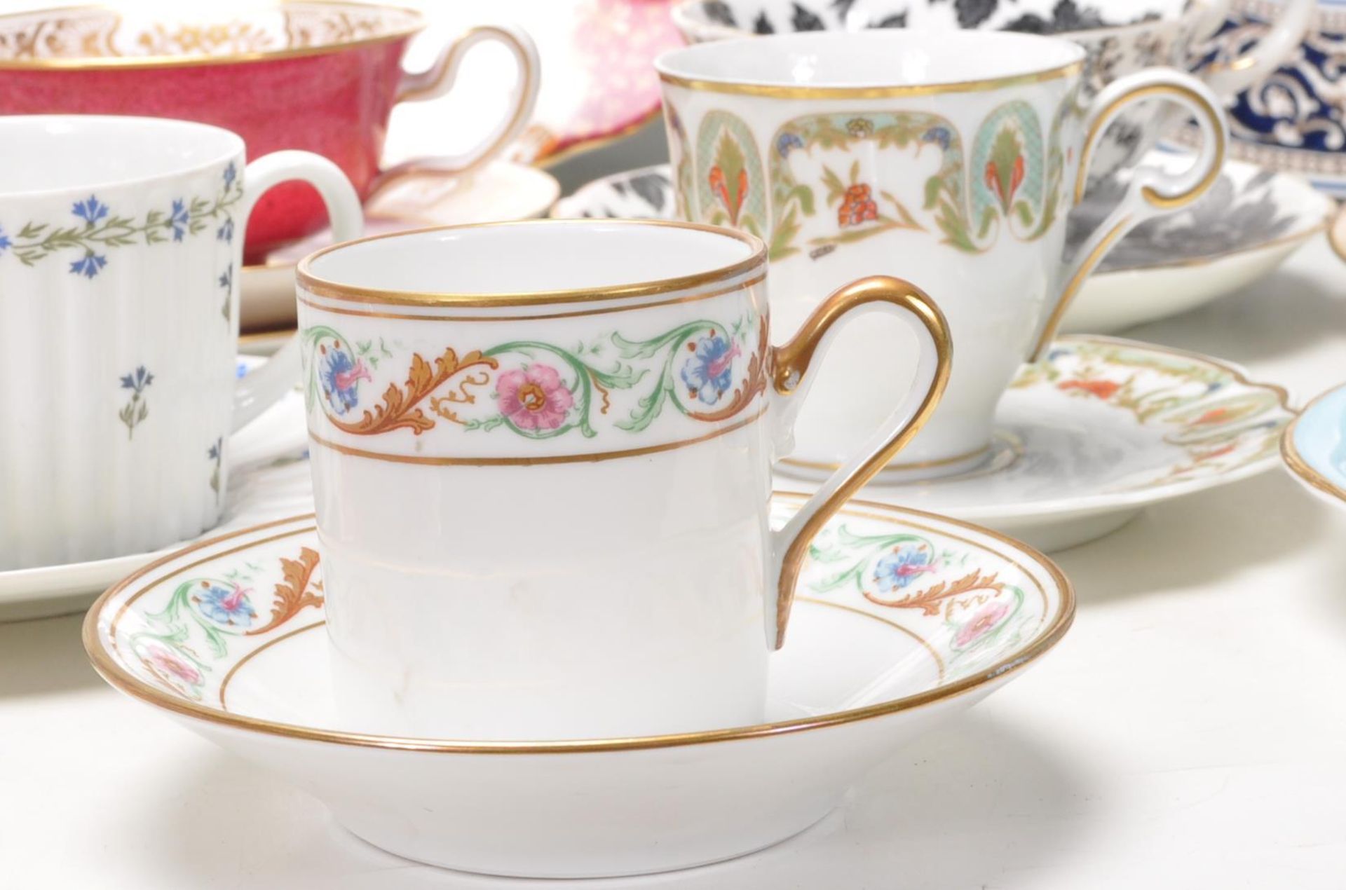 A collection of mixed vintage bone china tea service pieces to include Royal Albert Serena pattern - Bild 8 aus 21