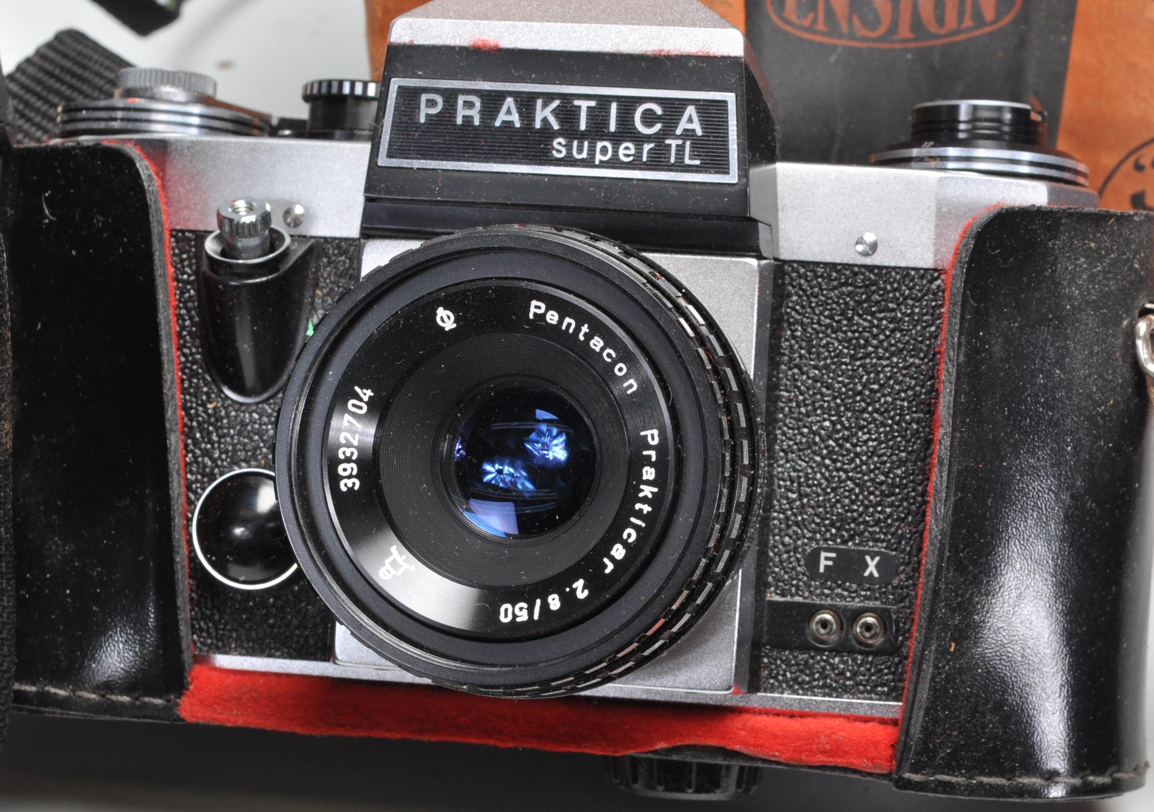 A collection of vintage cameras to include a Polaroid Supercolor 670 AF camera, a Polaroid 636 - Image 4 of 10