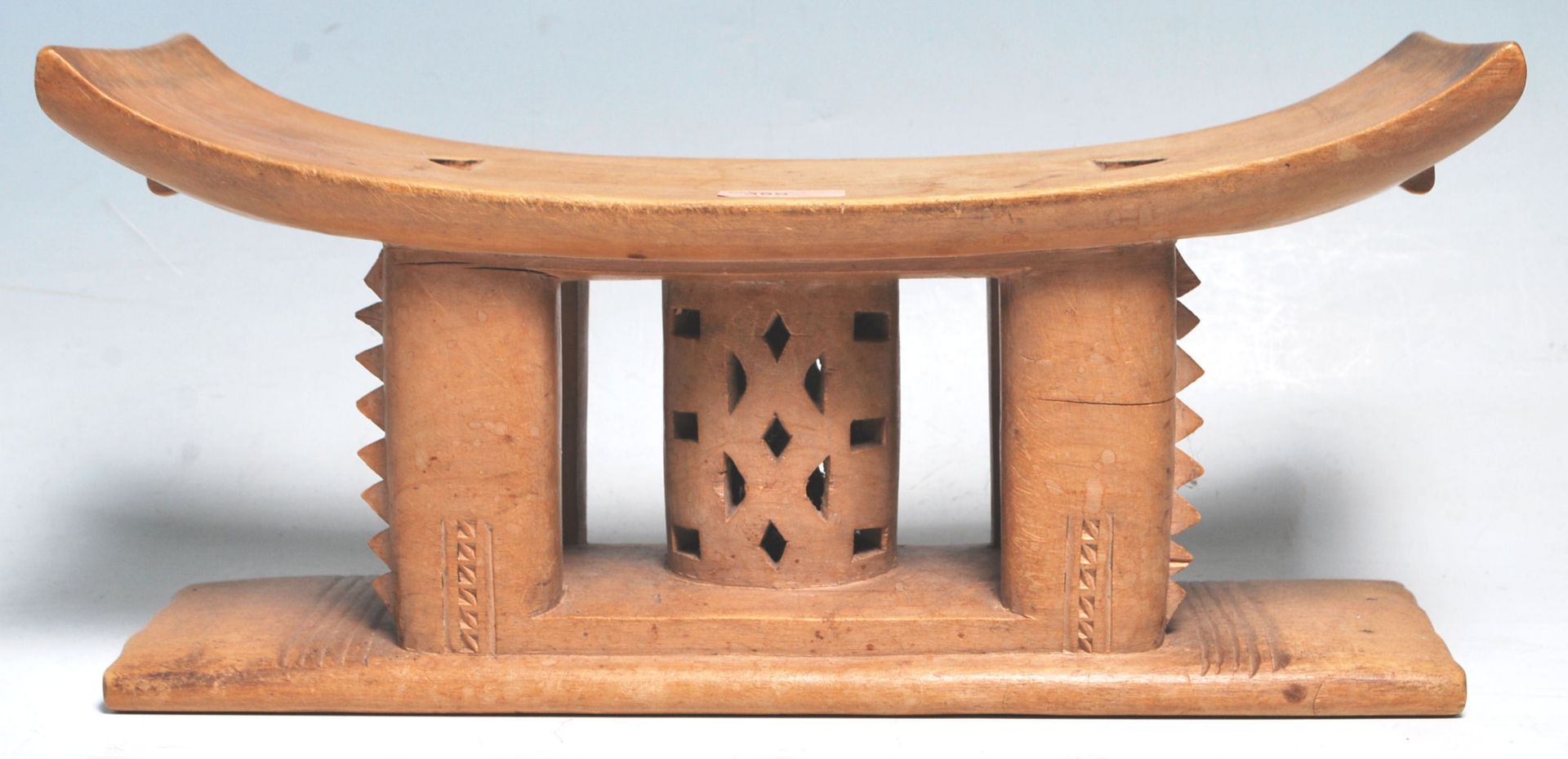 A carved African tribal Akan / Asante Ghanaian anthropomorphic stool having a rectangular curved - Bild 2 aus 12
