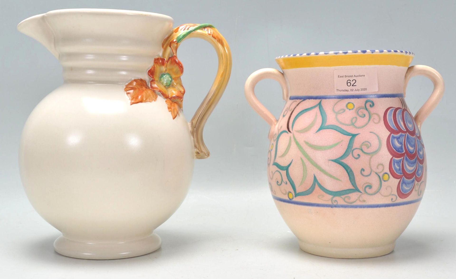 A vintage Art Deco pottery having a bulbous form having hand painted floral decoration together with - Bild 2 aus 16