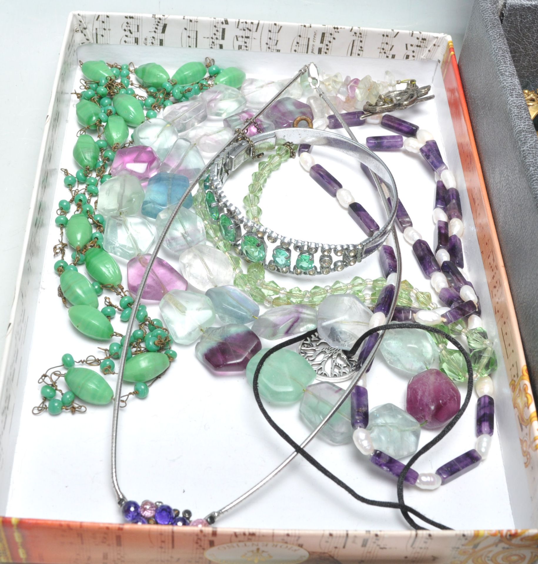 A collection of vintage costume jewellery across multiple jewellery boxes to include a wide - Bild 3 aus 10