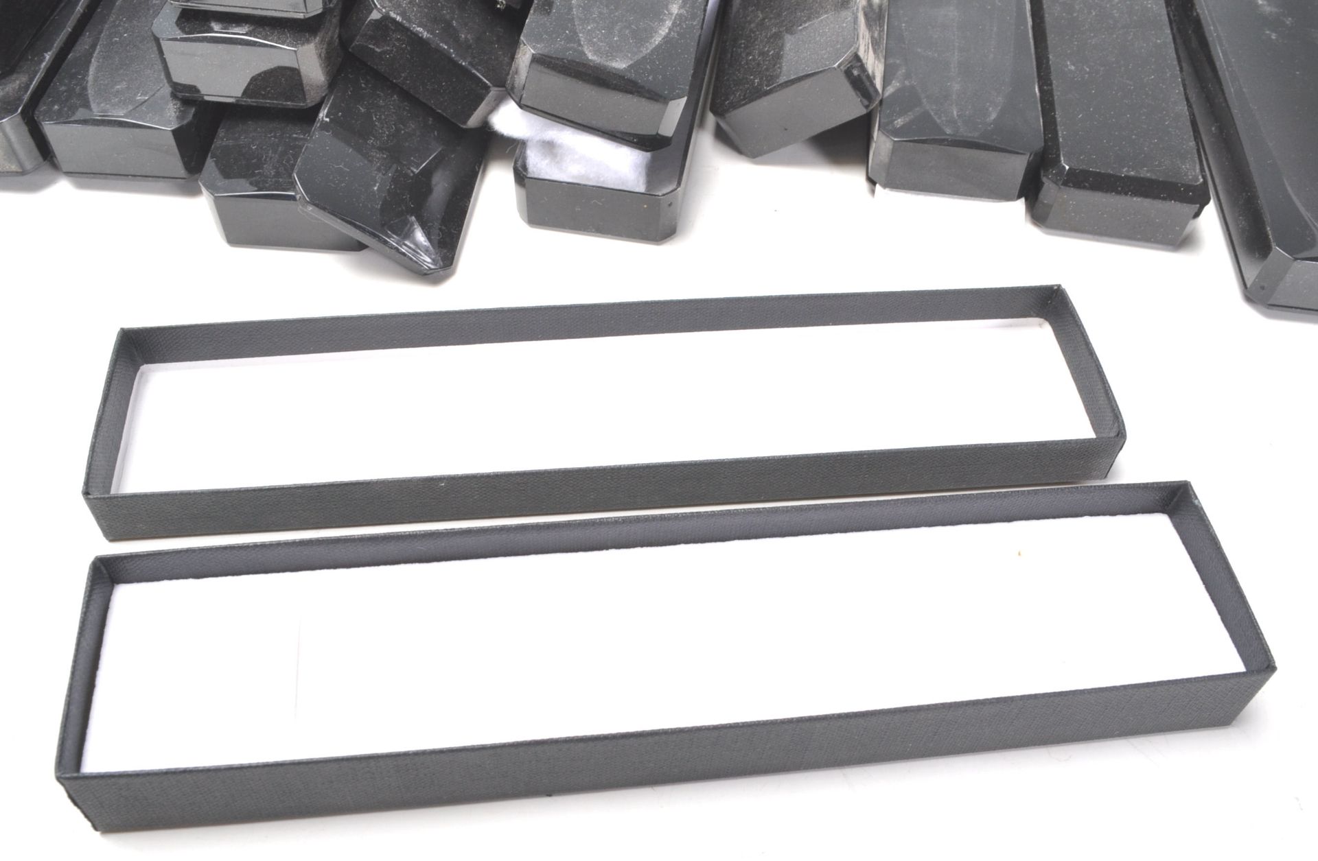 A collection of 35 black plastic necklace cases of rectangular form all containing cushioning - Bild 7 aus 7