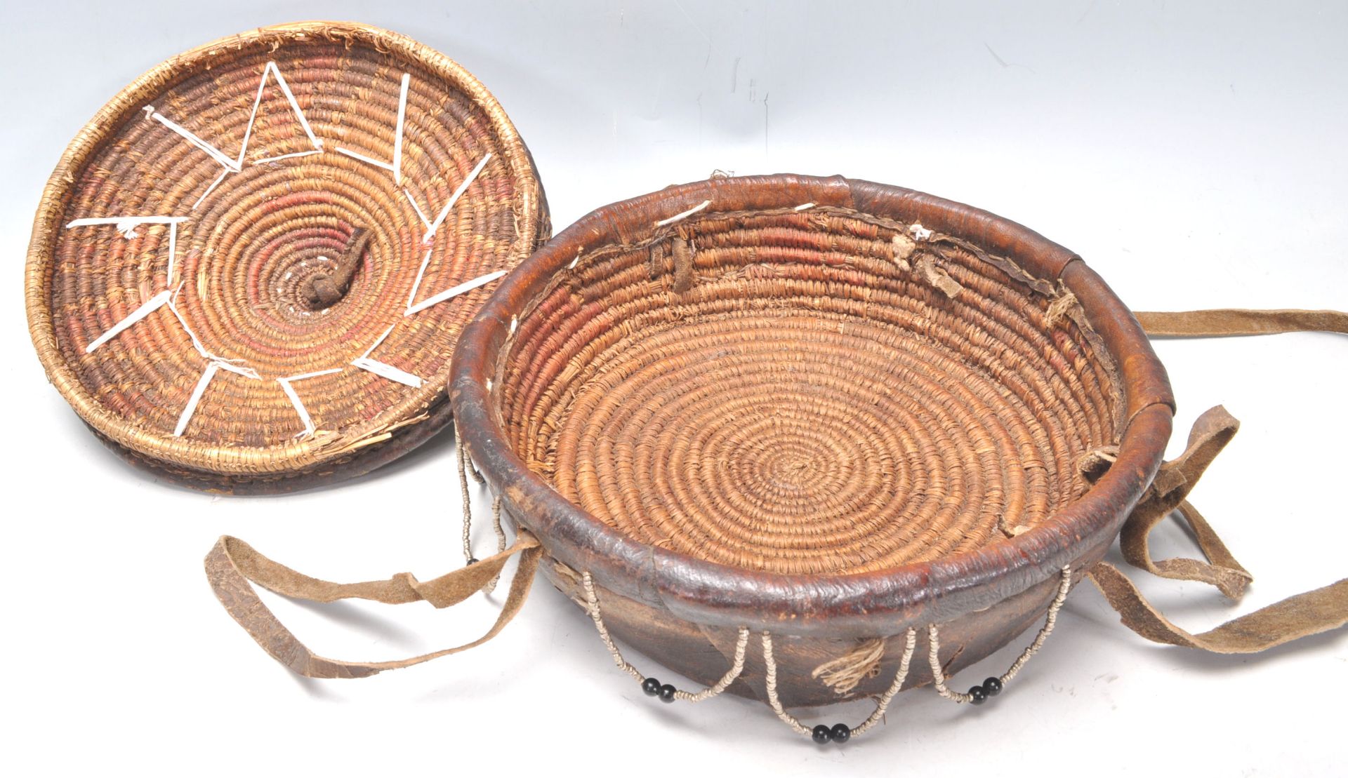 An early 20th Century Vintage tribal Ethiopian injera bread basket. Leather covered with beadwork - Bild 7 aus 9